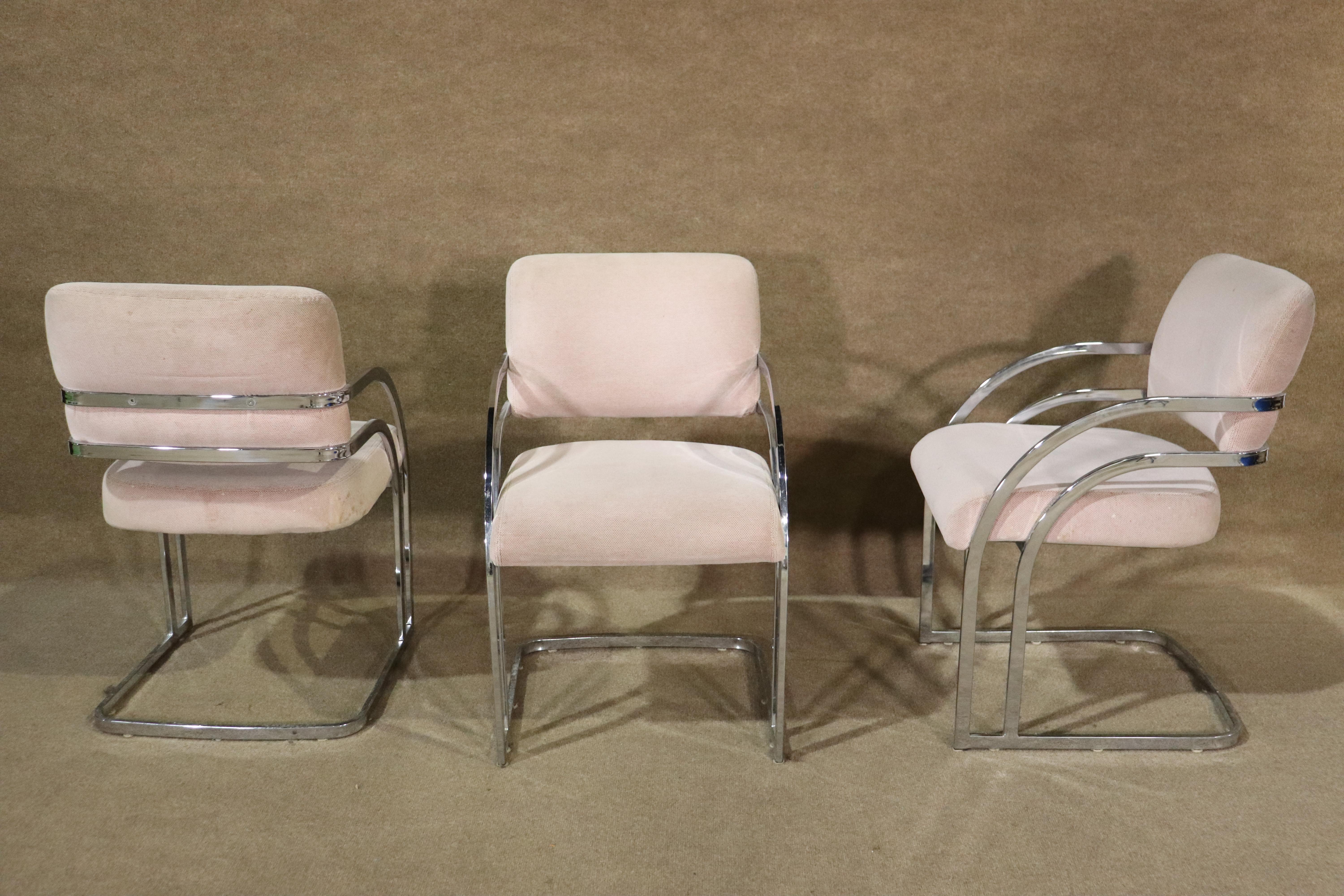 Set di quattro sedie da pranzo moderne vintage con struttura in cromo lucido a barra piatta. I sedili sono sospesi in un telaio a molla a sbalzo.
Si prega di confermare la posizione NY o NJ