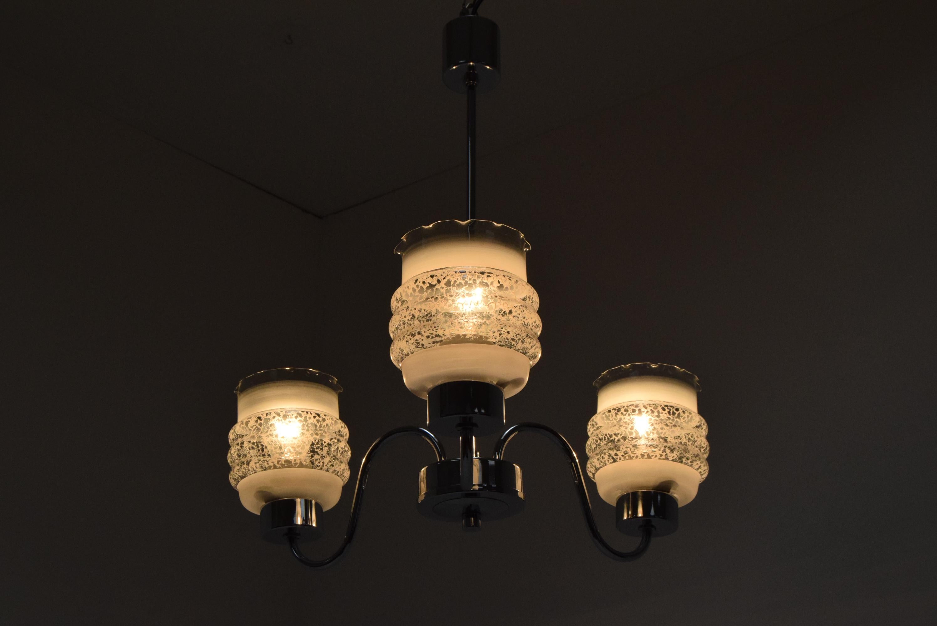 Lampadario cromato di metà secolo, Cecoslovacchia, anni '70 in vendita 1
