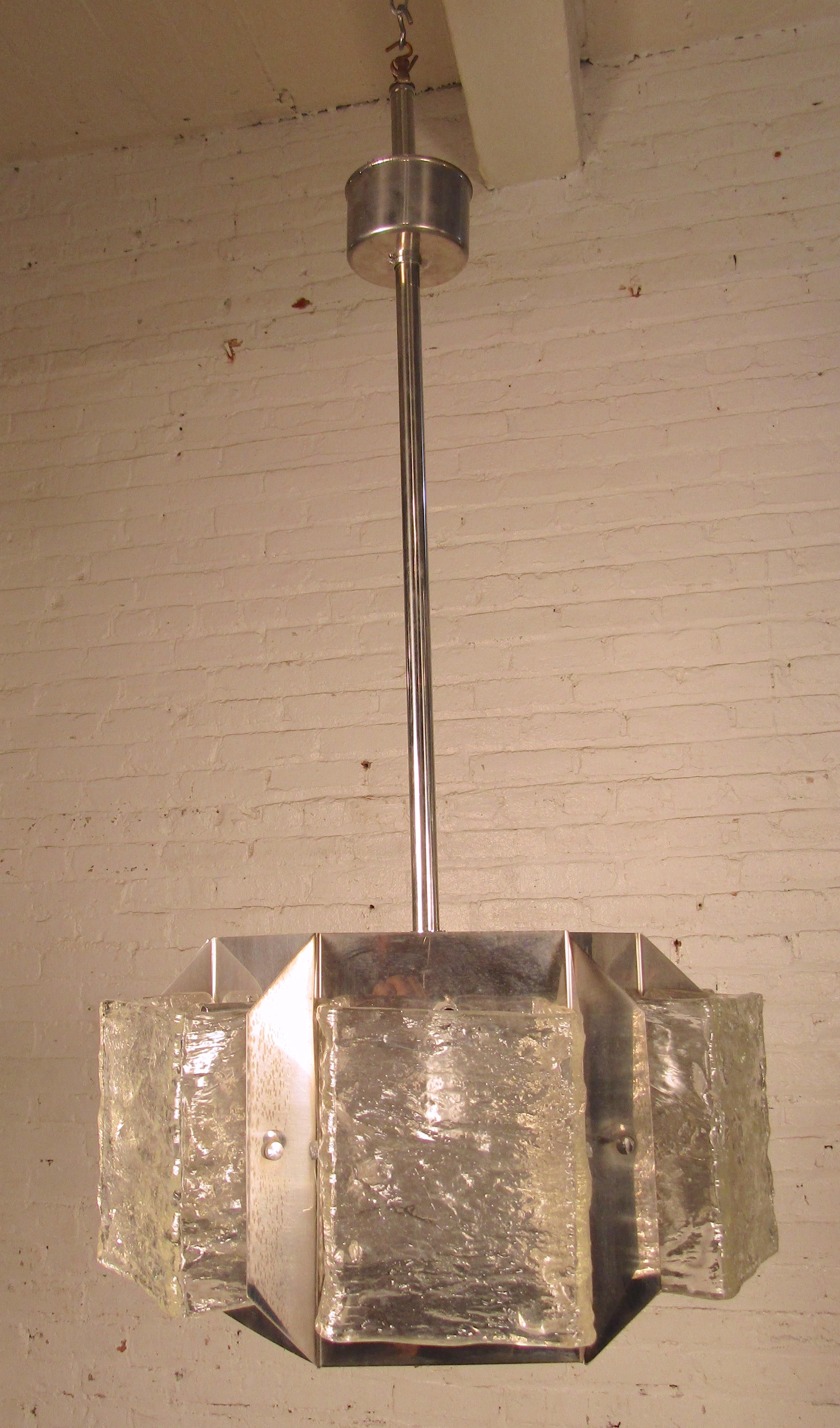 Lampe longue de style suspendu en chrome avec des abat-jour en Lucite.
(Veuillez confirmer l'emplacement de l'article - NY ou NJ - avec le concessionnaire).
 
