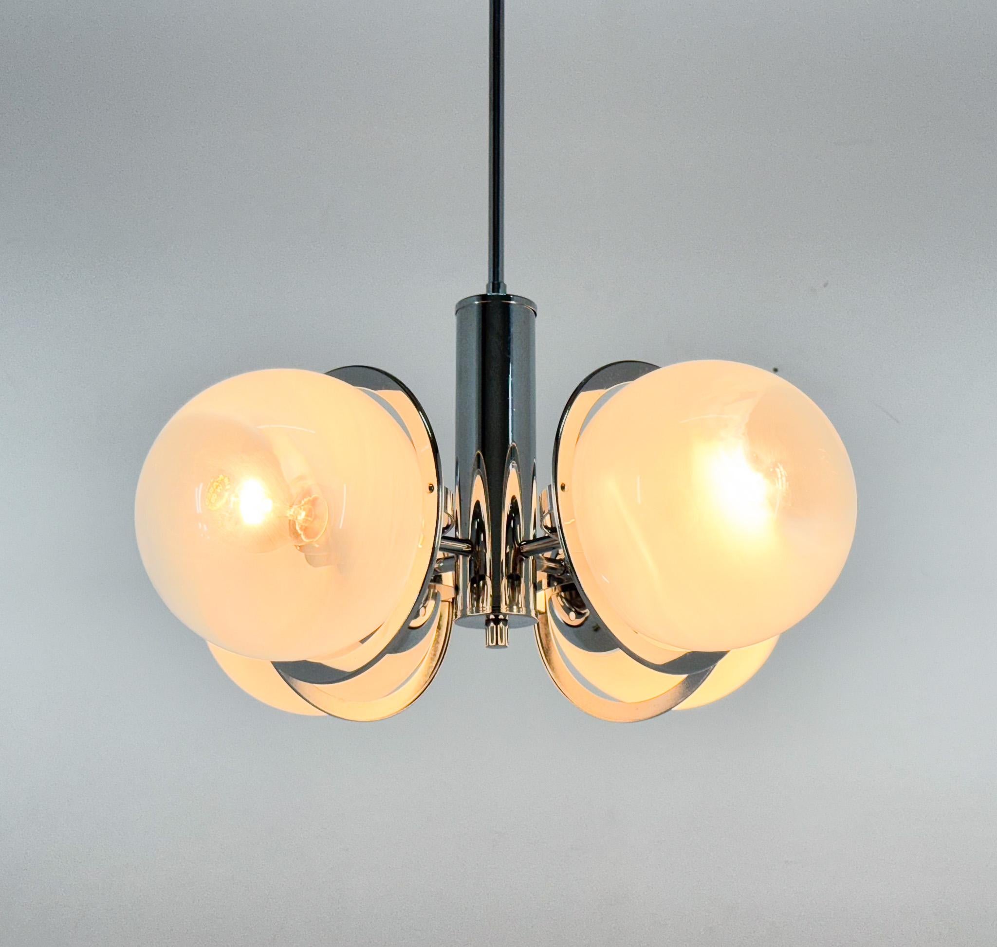 Lampadario completamente rinnovato prodotto in Italia negli anni '70. Realizzato in cromo e quattro sfere di vetro. 
Nuovo cablaggio. Lampadine: 4 x E 26 / E 27. 
Compatibile con il cablaggio degli Stati Uniti.