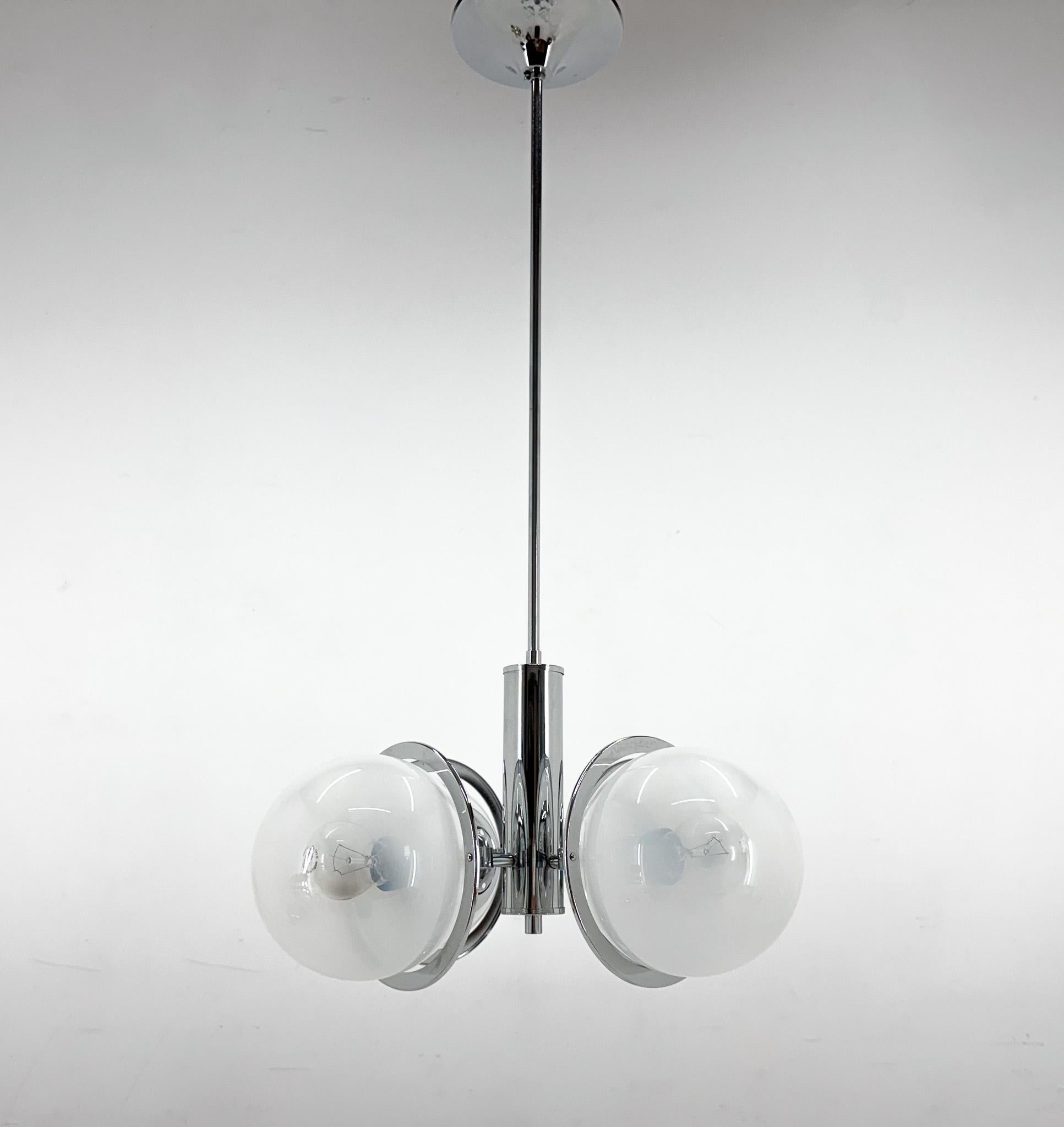 Italiano Lampadario cromato di metà secolo, restaurato, Italia in vendita