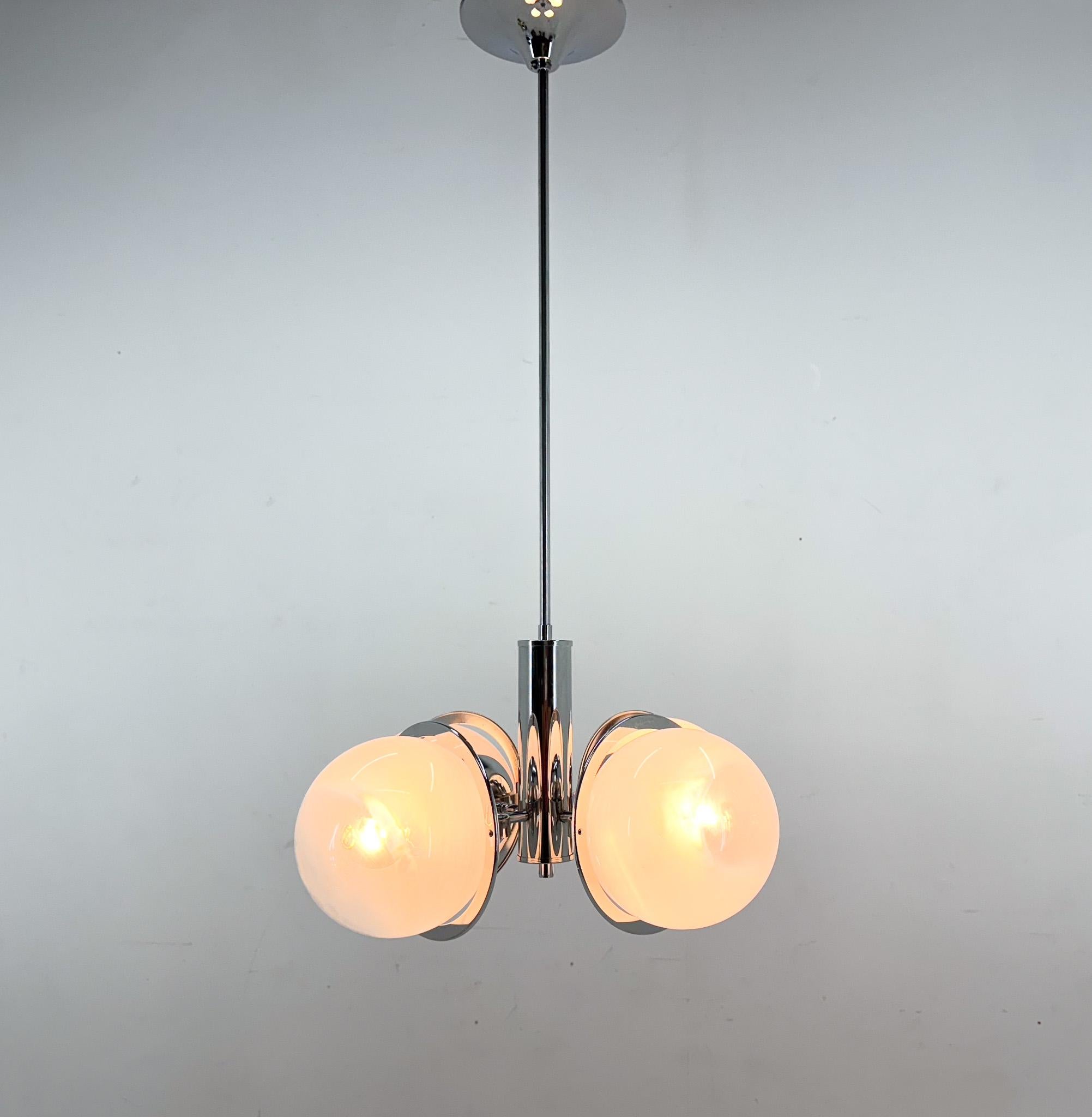 Lampadario cromato di metà secolo, restaurato, Italia In condizioni buone in vendita a Praha, CZ