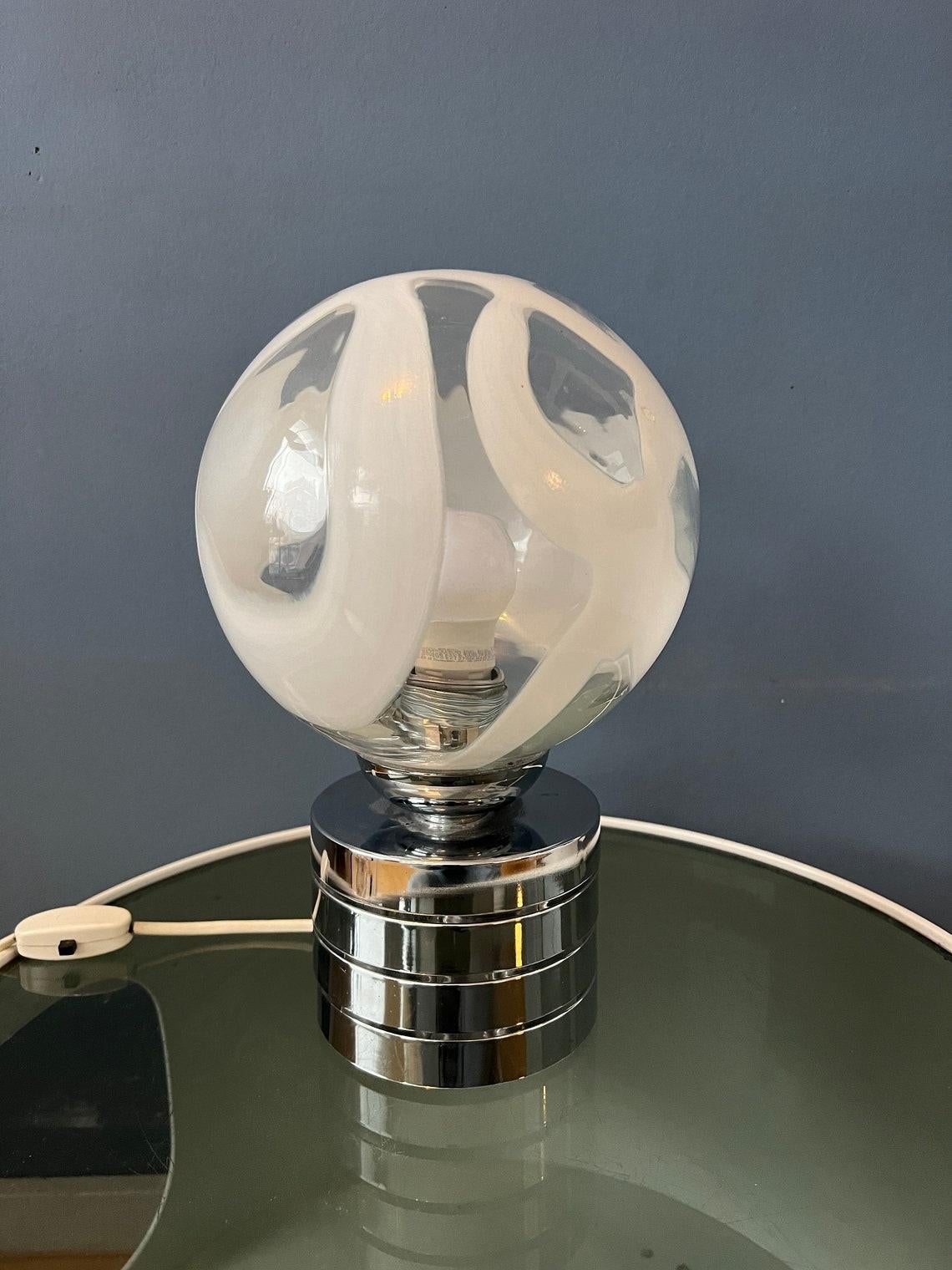 Vetro Lampada da scrivania in cromo di metà secolo con paralume in vetro, anni '70 in vendita