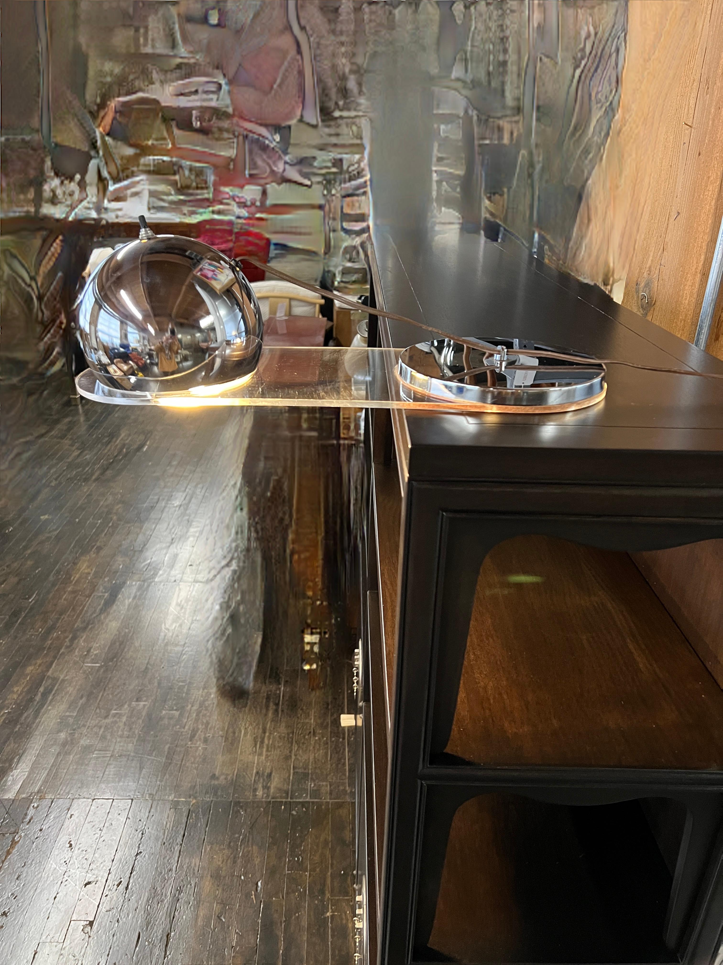 Un'incantevole lampada da pianoforte moderna, unica e super funzionale della metà del secolo scorso, la #7 di Raymor.  Questa lampada con cavo è caratterizzata da un bulbo oculare cromato che poggia su una cornice di lucite che può essere