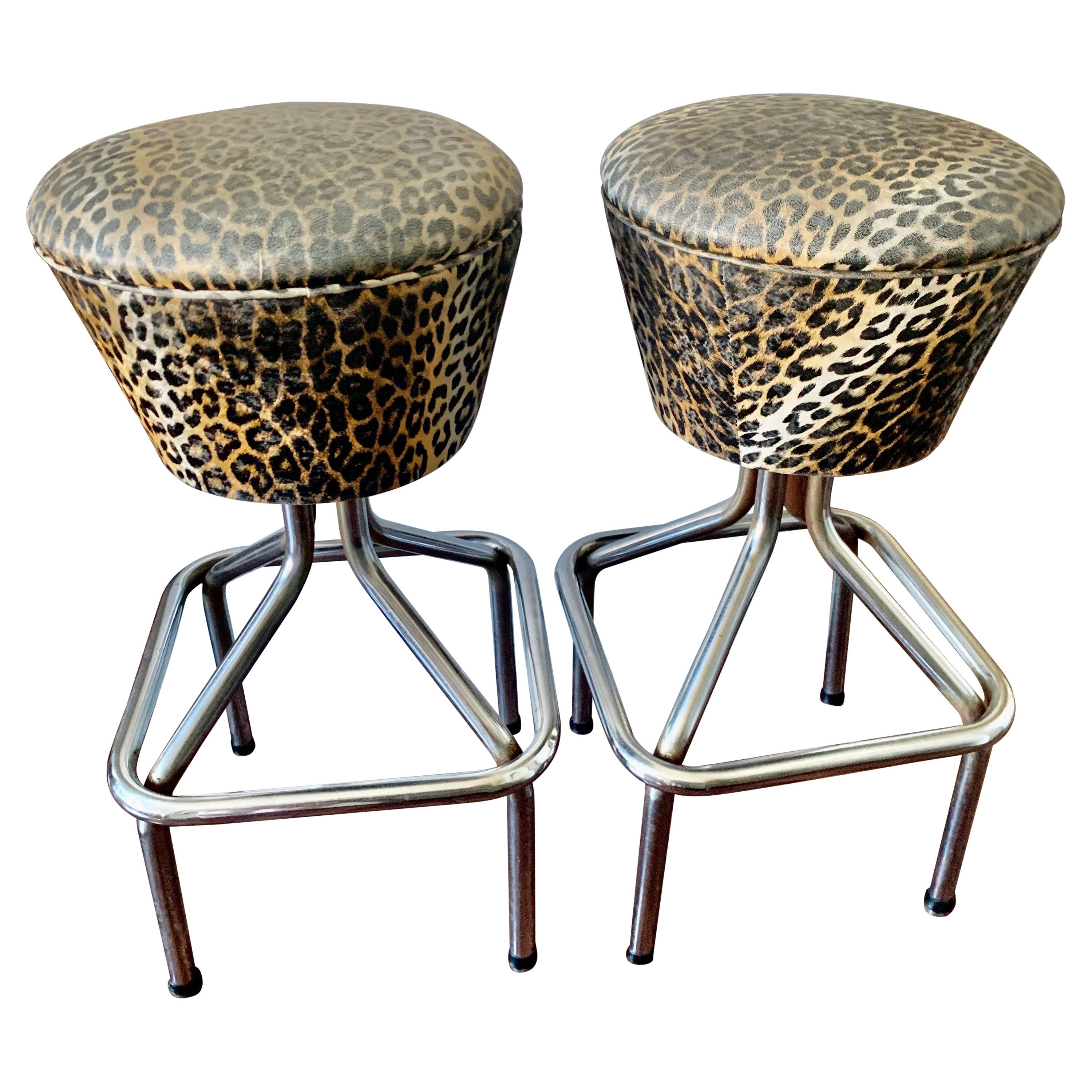 Mid Century Chrome Faux Leopard Drehbare Barhocker, ein Paar im Angebot 1
