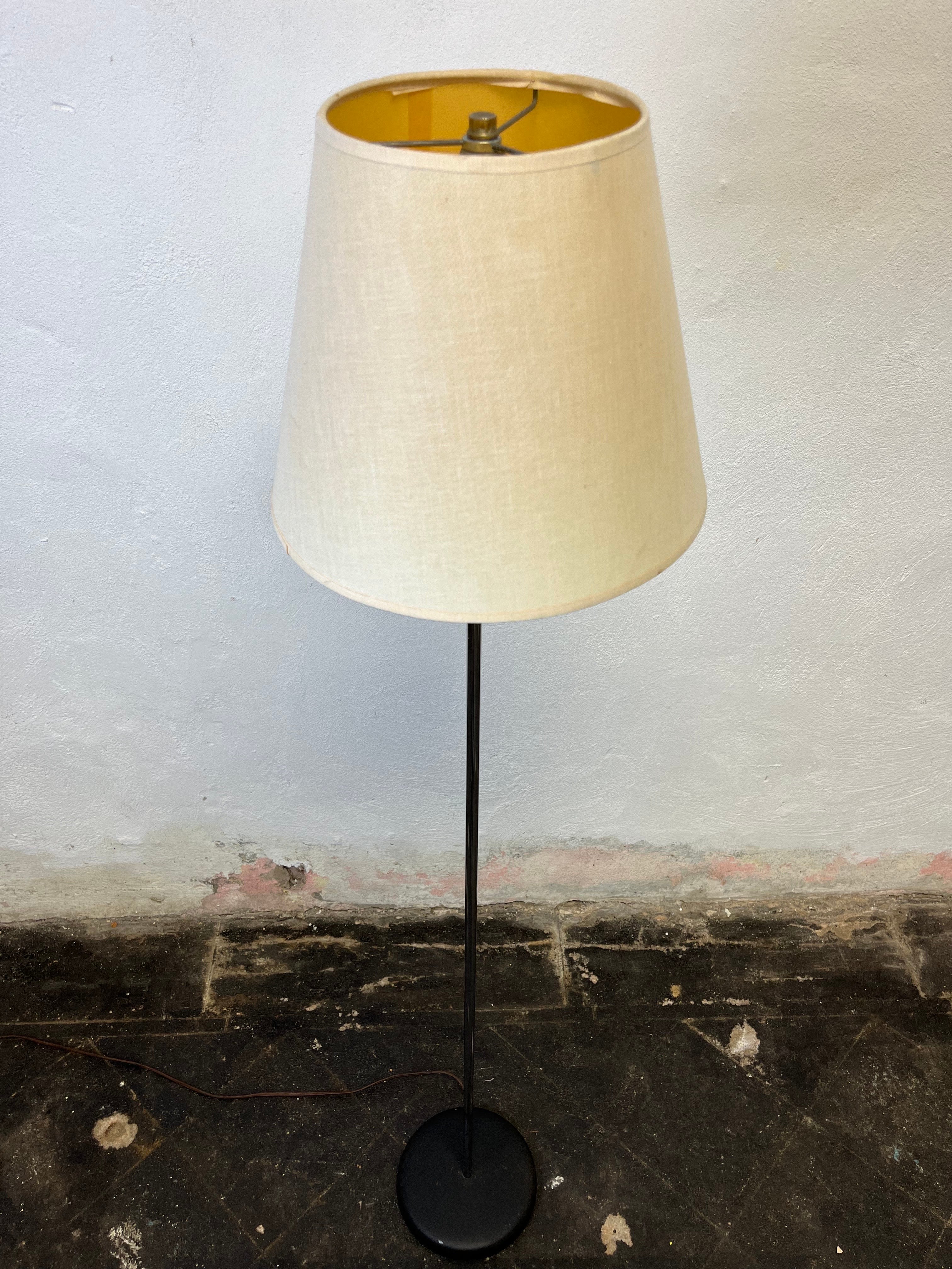 Moderna lampada da terra cromata con basi in acciaio nero testurizzato. Elegante design moderno e minimale. Il cromo è in buone condizioni e non presenta ruggine o segni di corrosione. Il paralume non è perfetto ma non è male. Incluso se lo