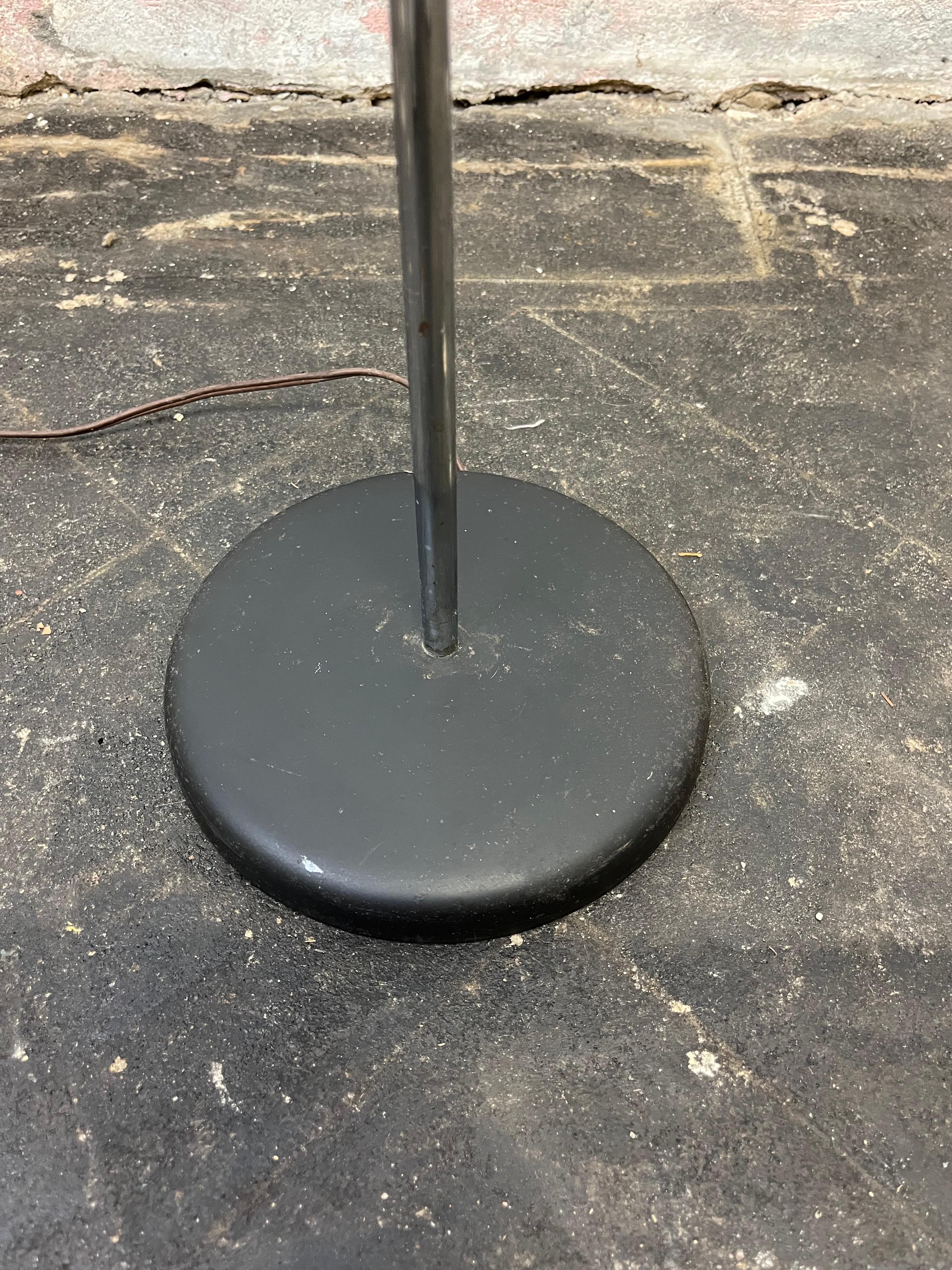 Mid-Century moderno Lampada da terra in cromo del metà del secolo scorso in vendita