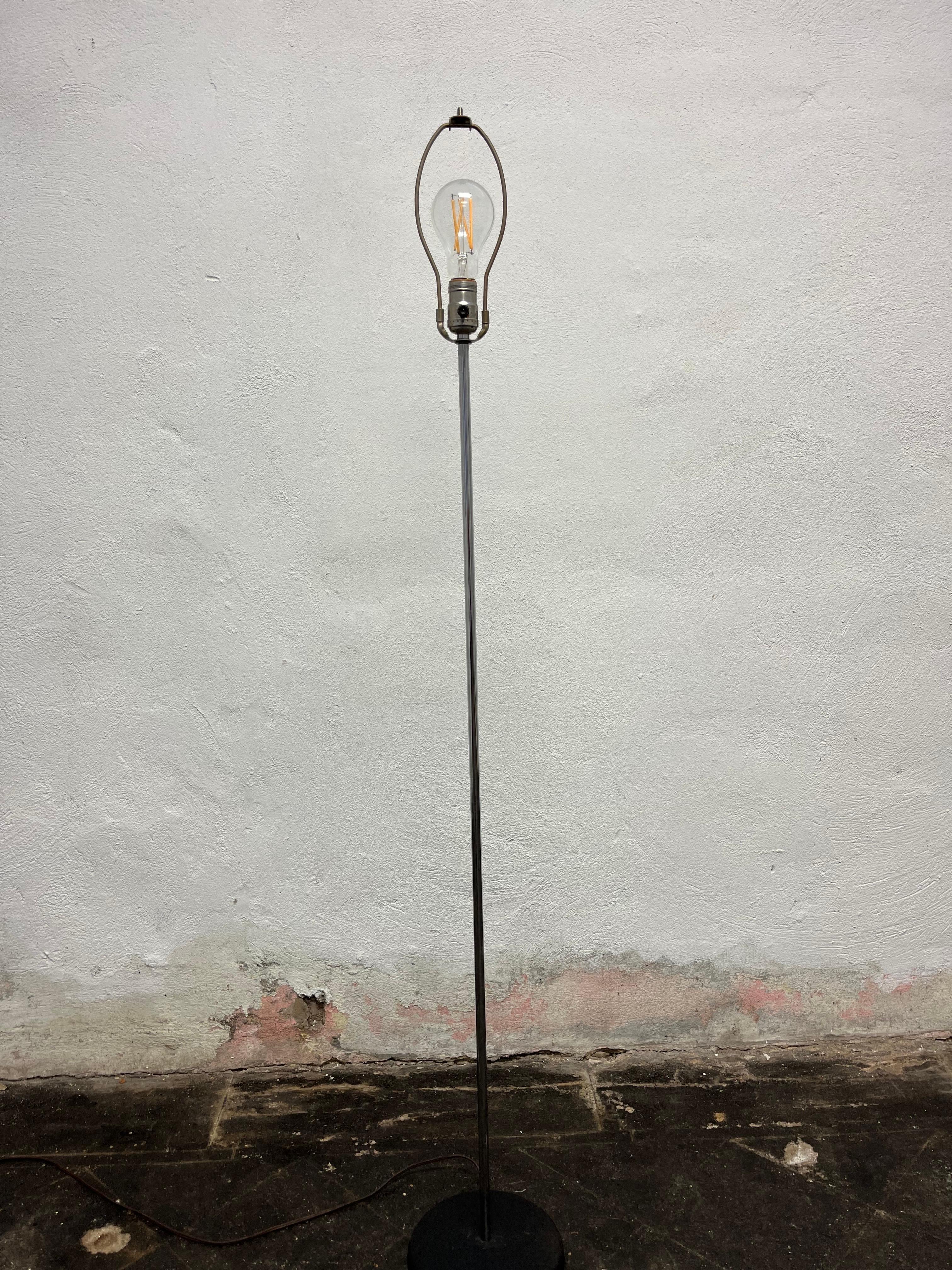 Lampada da terra in cromo del metà del secolo scorso In condizioni buone in vendita a W Allenhurst, NJ