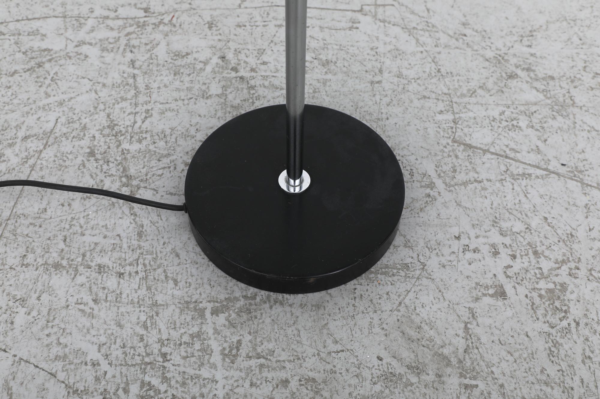 Lampada da terra cromata di metà secolo con base smaltata nera e paralume in lino &New in vendita 1