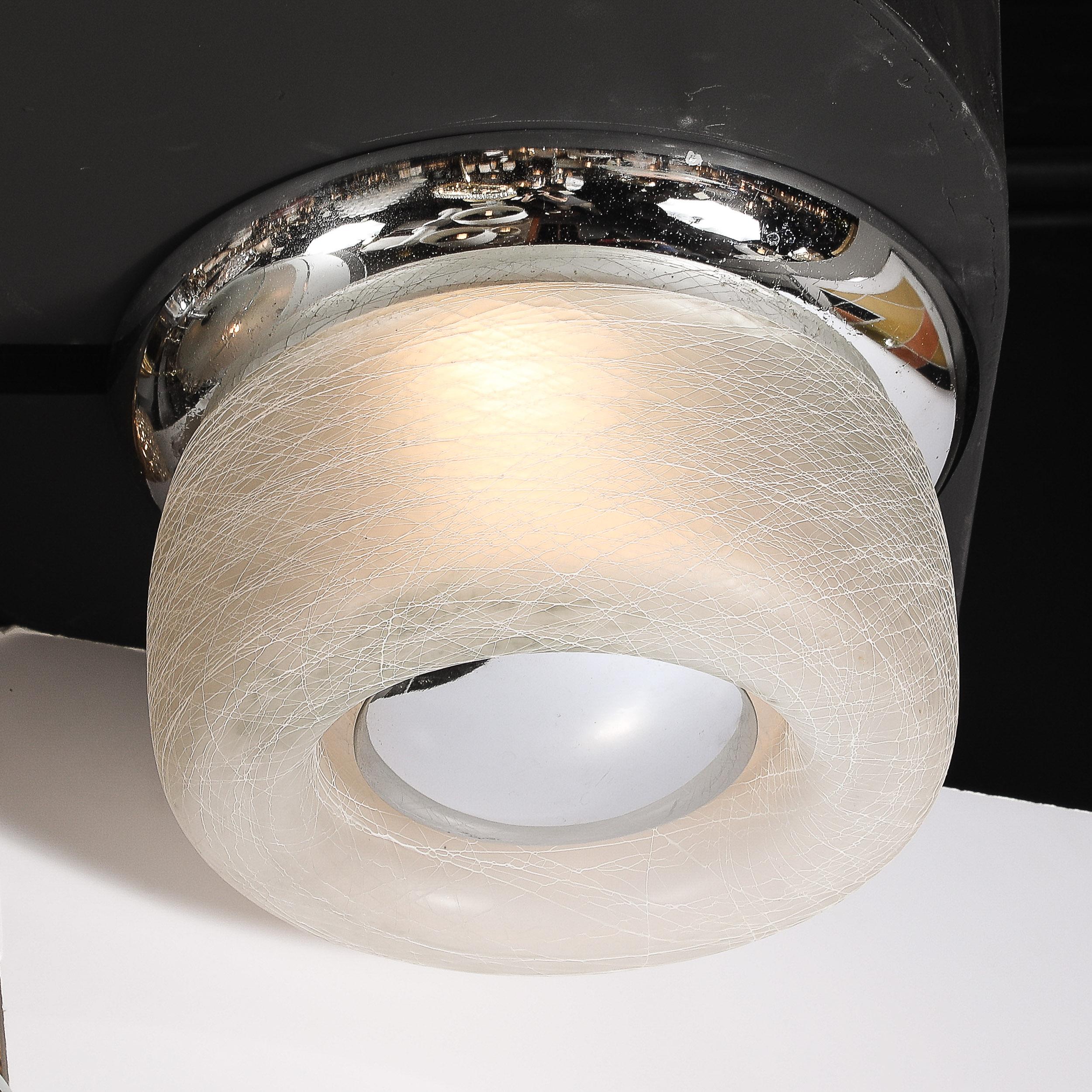 Flush-Mount-Kronleuchter aus der Mitte des Jahrhunderts in Chrom mit gesponnenem, mattiertem, strukturiertem Lampenschirm (Moderne der Mitte des Jahrhunderts) im Angebot