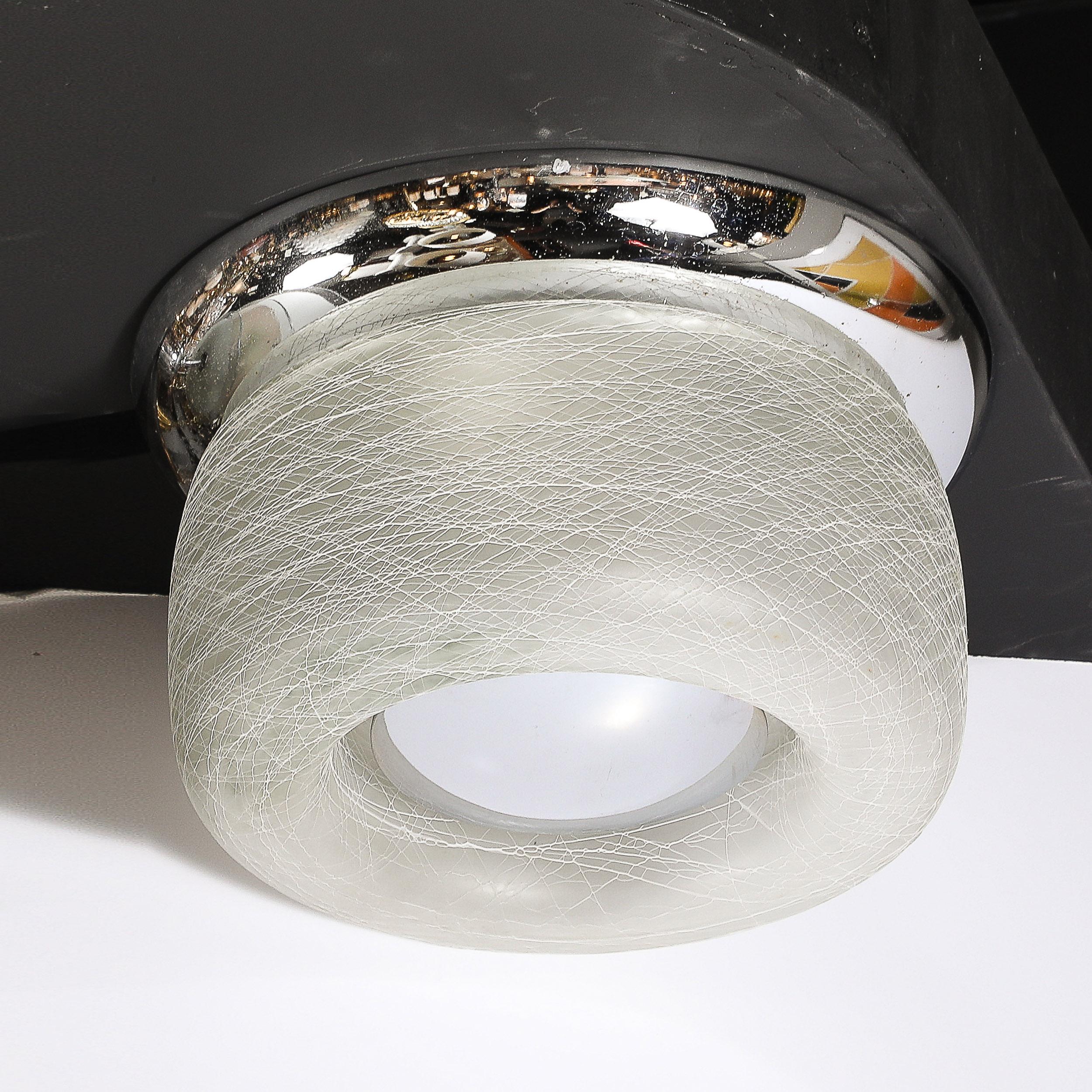 Flush-Mount-Kronleuchter aus der Mitte des Jahrhunderts in Chrom mit gesponnenem, mattiertem, strukturiertem Lampenschirm (Französisch) im Angebot
