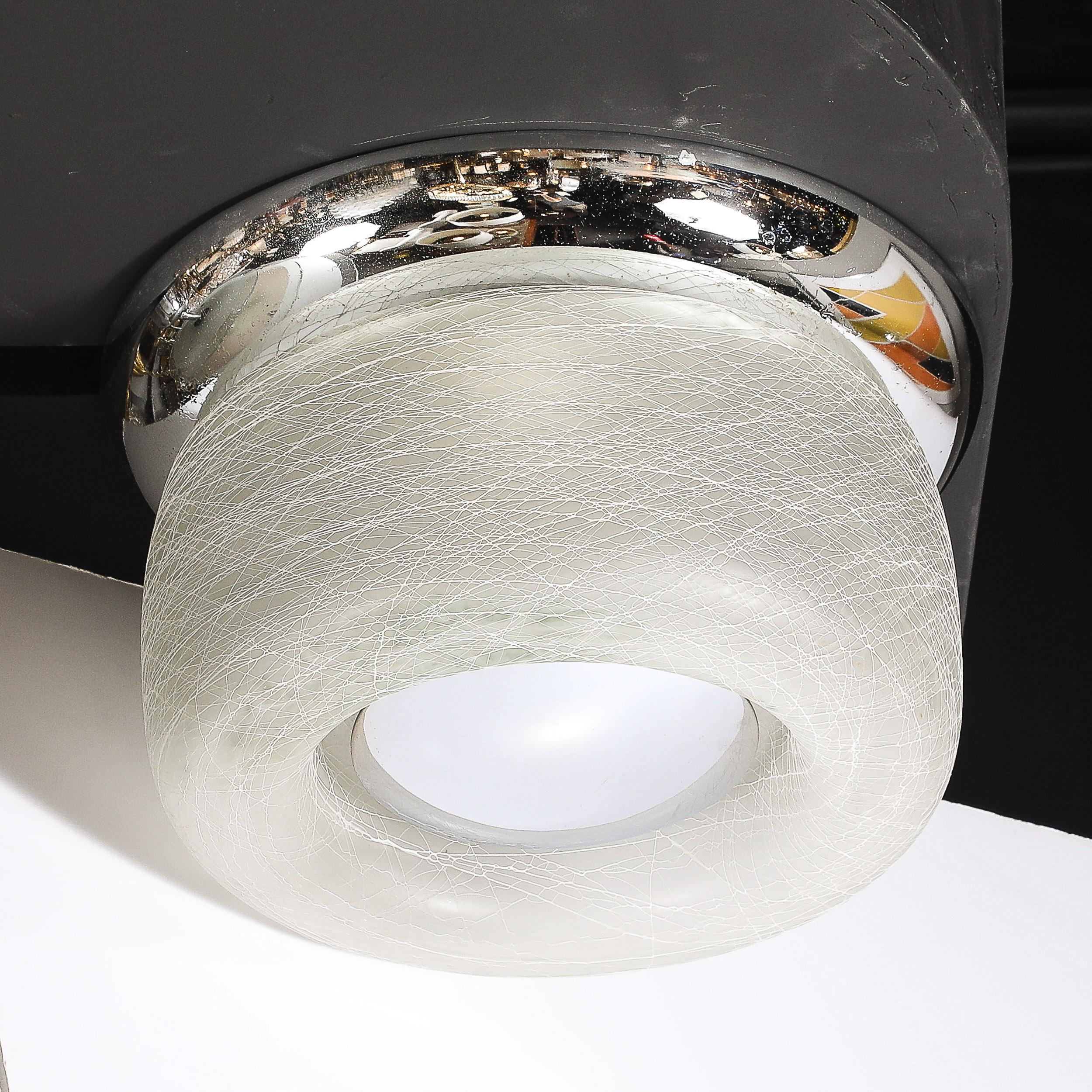 Flush-Mount-Kronleuchter aus der Mitte des Jahrhunderts in Chrom mit gesponnenem, mattiertem, strukturiertem Lampenschirm im Zustand „Hervorragend“ im Angebot in New York, NY