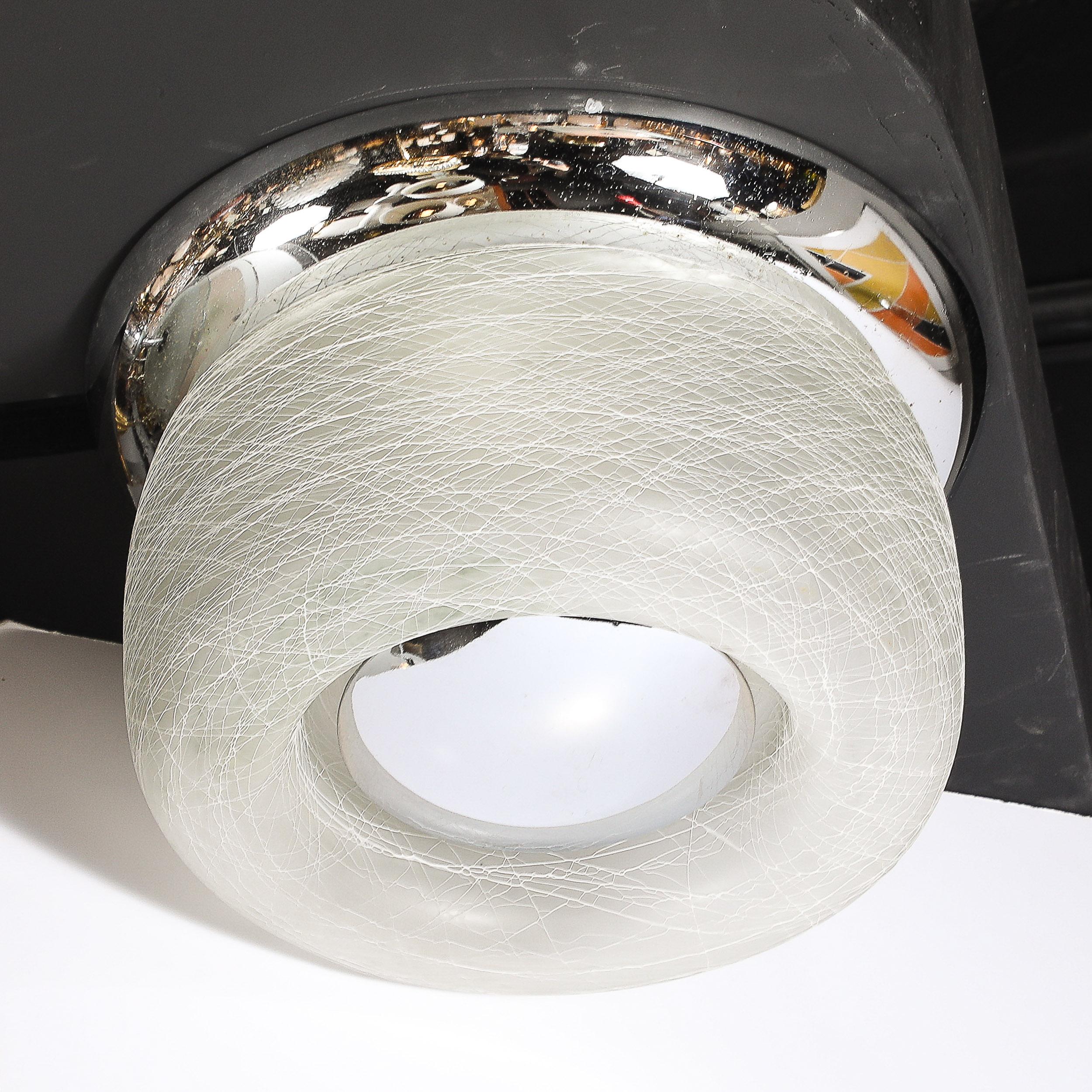 Flush-Mount-Kronleuchter aus der Mitte des Jahrhunderts in Chrom mit gesponnenem, mattiertem, strukturiertem Lampenschirm (Mitte des 20. Jahrhunderts) im Angebot