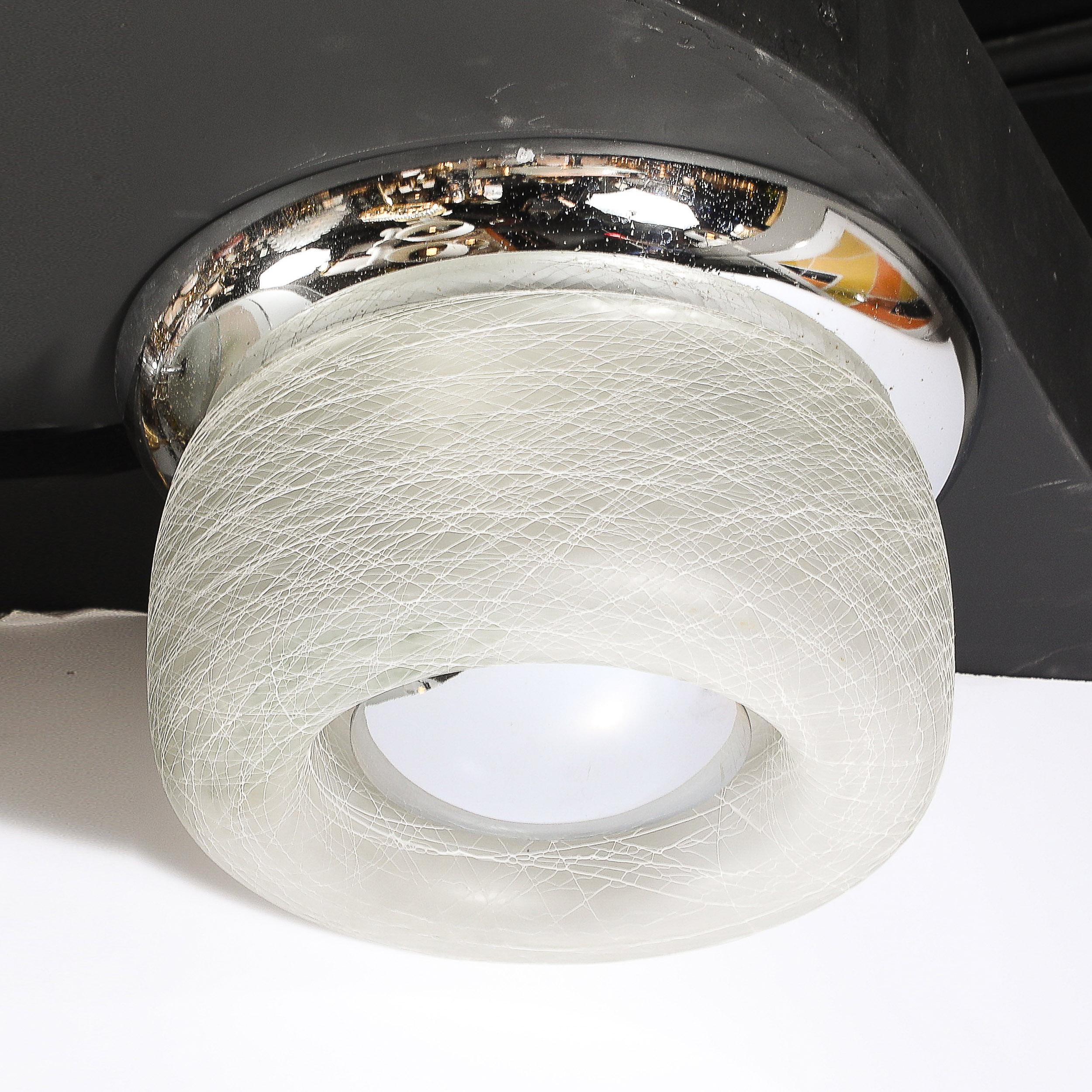 Flush-Mount-Kronleuchter aus der Mitte des Jahrhunderts in Chrom mit gesponnenem, mattiertem, strukturiertem Lampenschirm im Angebot 1