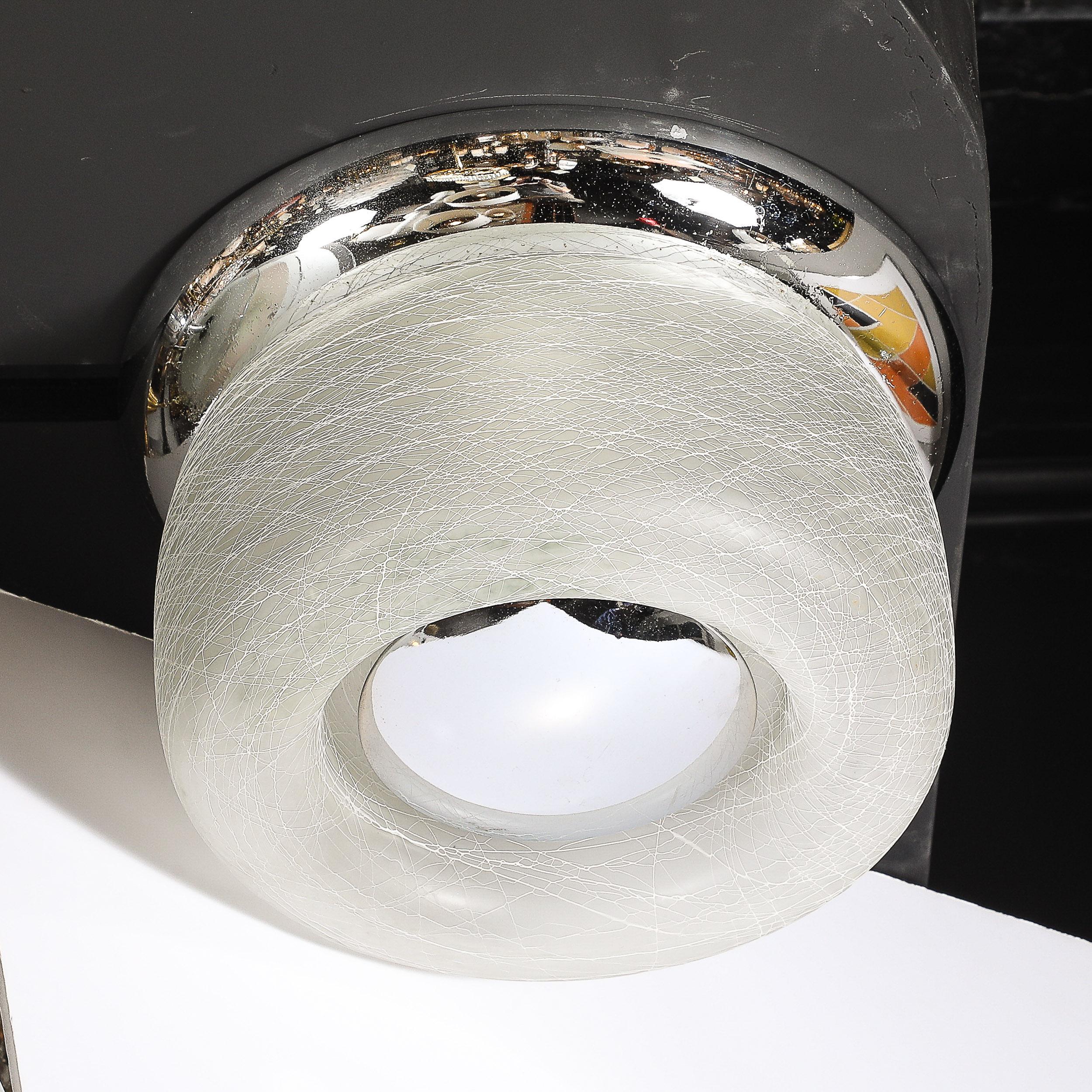 Flush-Mount-Kronleuchter aus der Mitte des Jahrhunderts in Chrom mit gesponnenem, mattiertem, strukturiertem Lampenschirm im Angebot 2