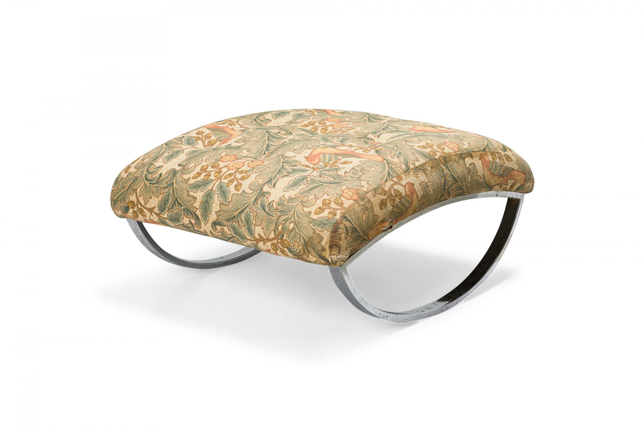 Mid-Century Modern Pouf à bascule du milieu du siècle à structure chromée et à plateau rembourré en vente
