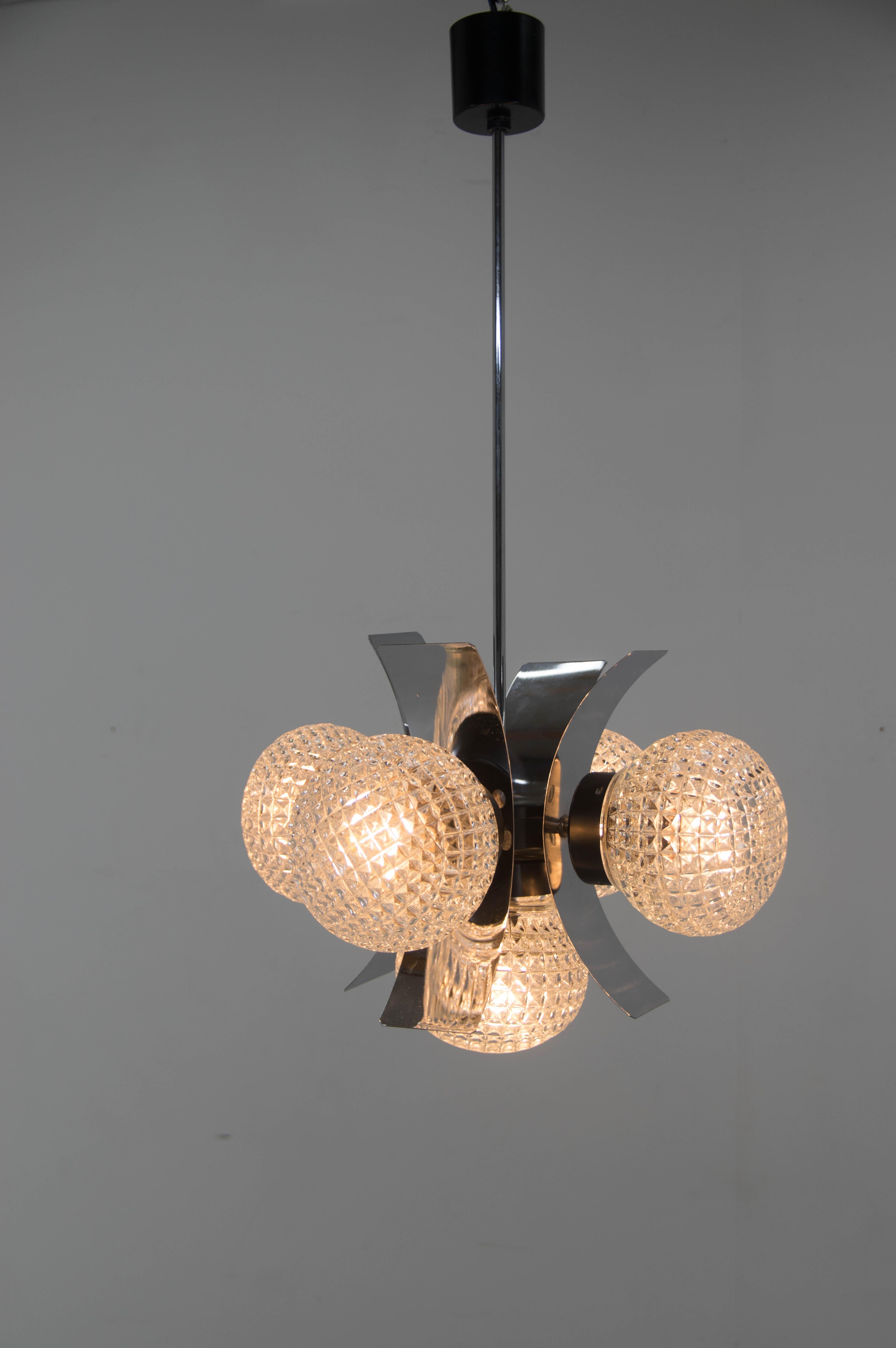 Vintage chandelier made of chrome and pressed glass in former Czechoslovakia in the 1970's. Manufactured by Elektroinstala Decín.
Two separate circuits: 1+4x60W, E25-E27.
US wiring compatible
