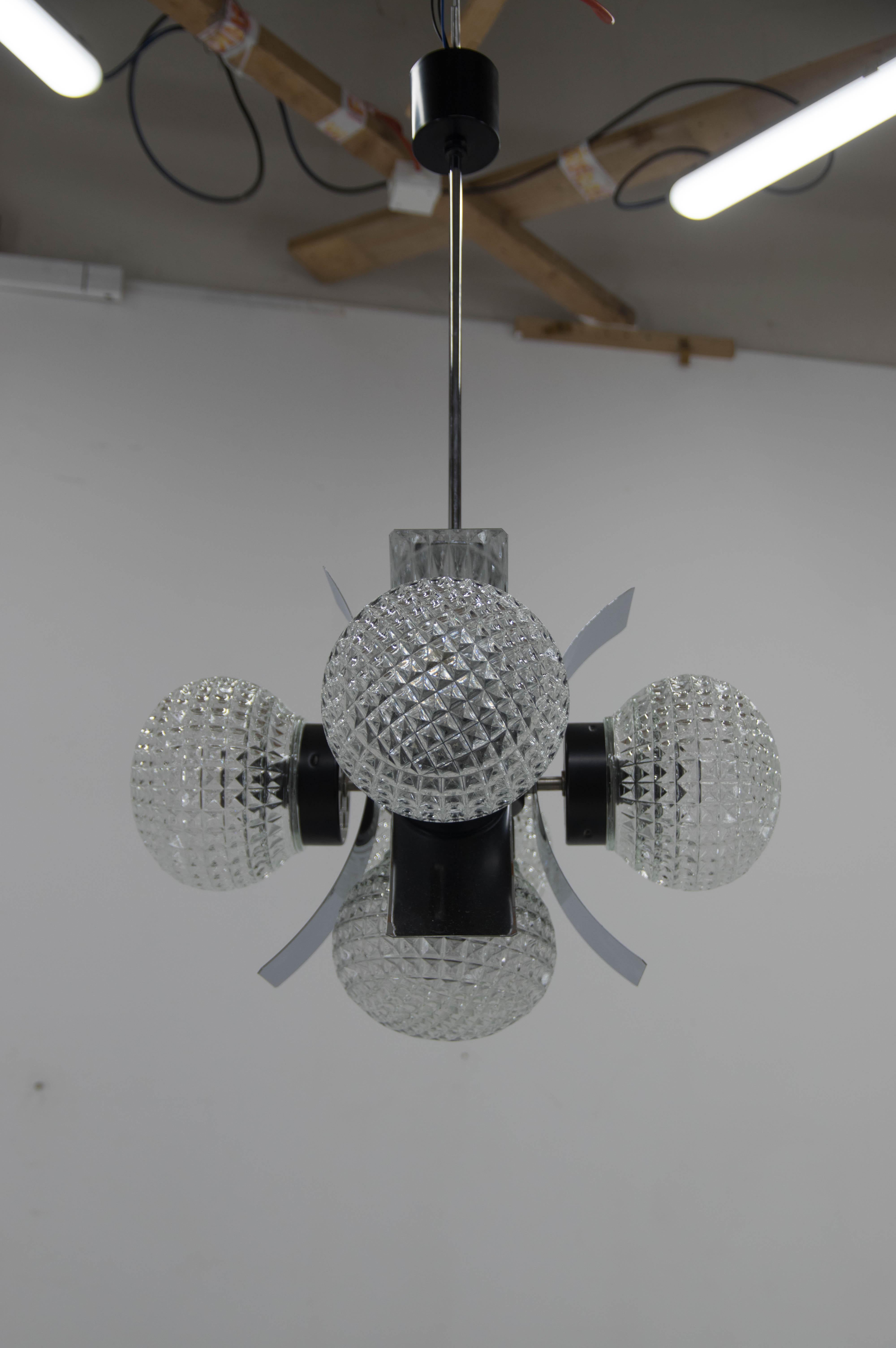 Lampadario in vetro e cromo di metà secolo, Cecoslovacchia, anni '70 in vendita 2