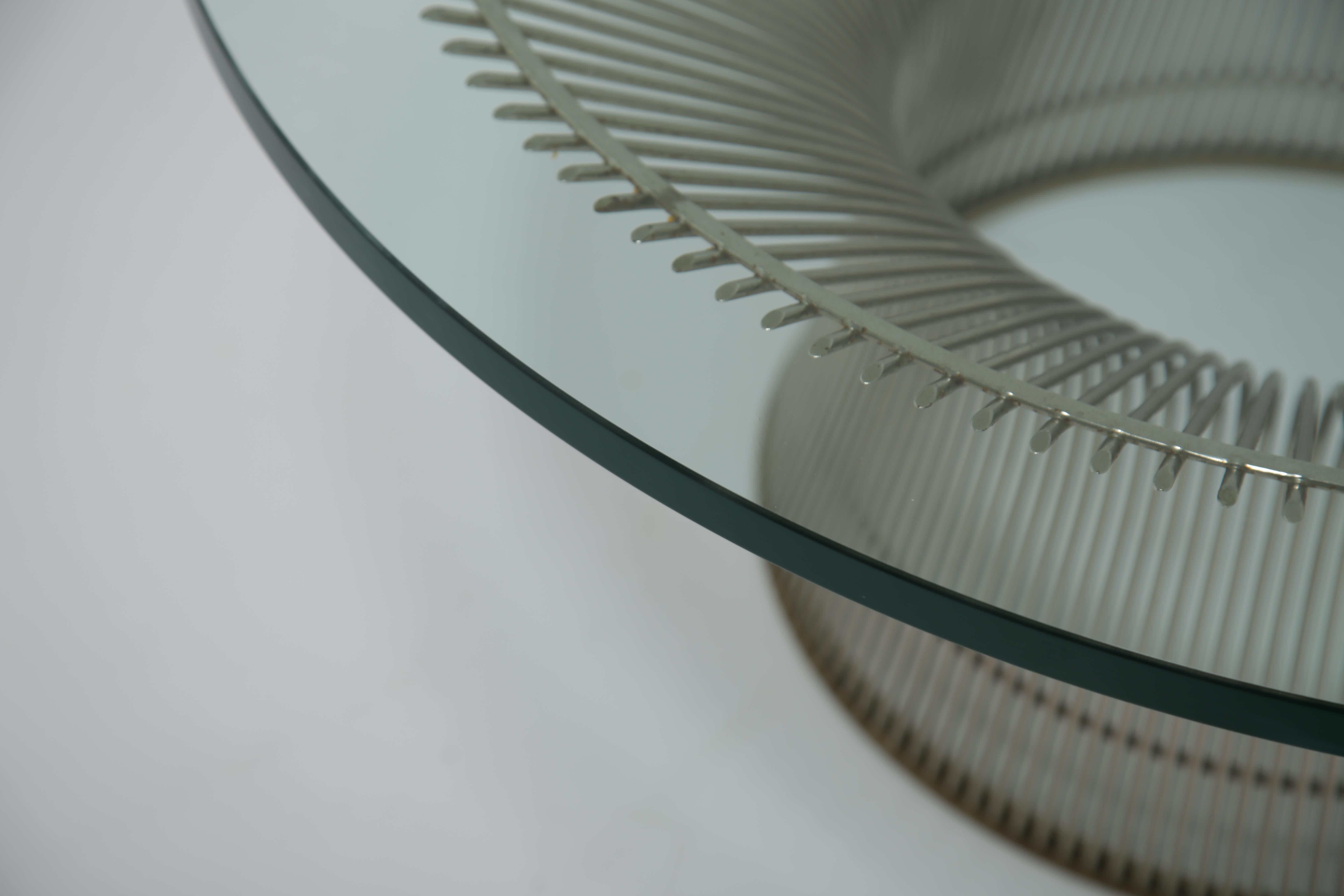 Une table basse emblématique conçue par Warren Platner pour Knoll en 1966, qui illustre l'élégance sculpturale de la modernité du milieu du siècle. Cette table attire toujours les regards et les gens sont toujours attirés par elle. Le design semble