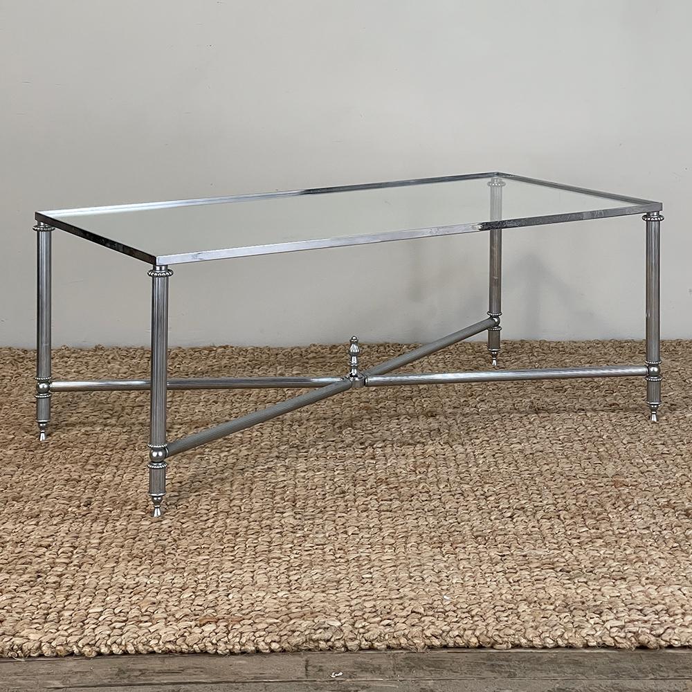 La table basse en verre et chrome du milieu du siècle combine des éléments classiques subtils dans un look moderne et contemporain qui est vraiment intemporel !  Le plateau en verre à couverture totale garantit que vous n'aurez jamais à vous soucier