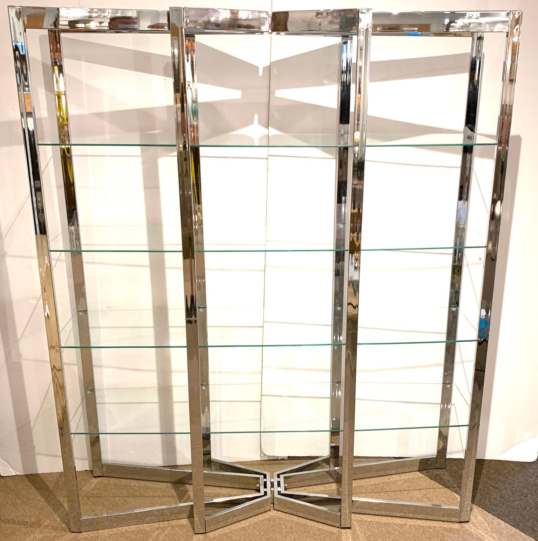 Midcentury chrome and glass étagère, in the style of Milo Baughman, of elongated rectangular form, can be used as a room divider. Fitted with four removable 58