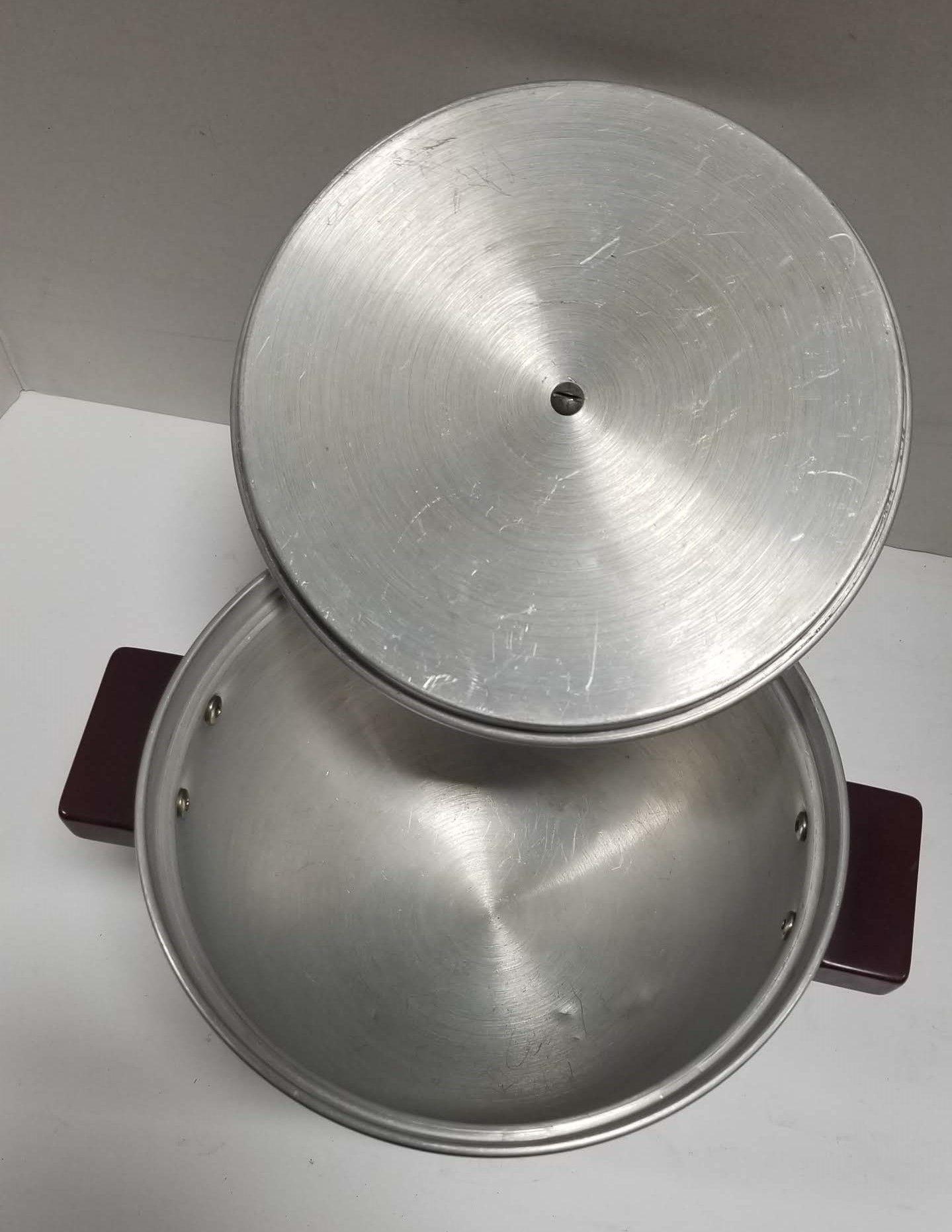 Midcentury Chrome Ice Bucket with Bakelite Handles and Lid Top In Excellent Condition For Sale In Van Nuys, CA