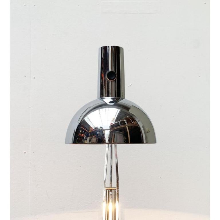 Flexible Schreibtischleuchte von Poulsen nach einem Entwurf von 1972. Hier in der sehr seltenen Version in Chrom.

Die IT Desk Lamp basiert auf den Entwürfen und Prinzipien von Poul Henningsen. Dies spiegelt sich vor allem in der Form des Schirms