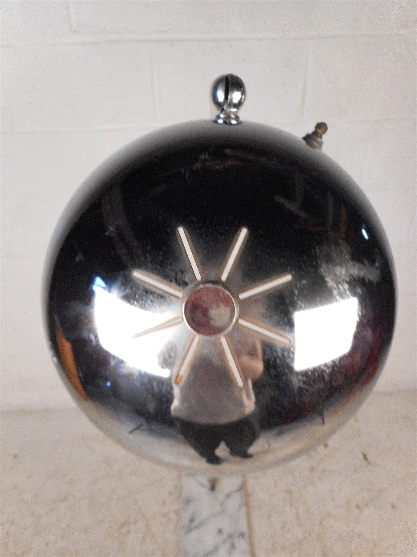 Chromlampe aus der Mitte des Jahrhunderts mit Marmorsockel im Zustand „Gut“ in Brooklyn, NY