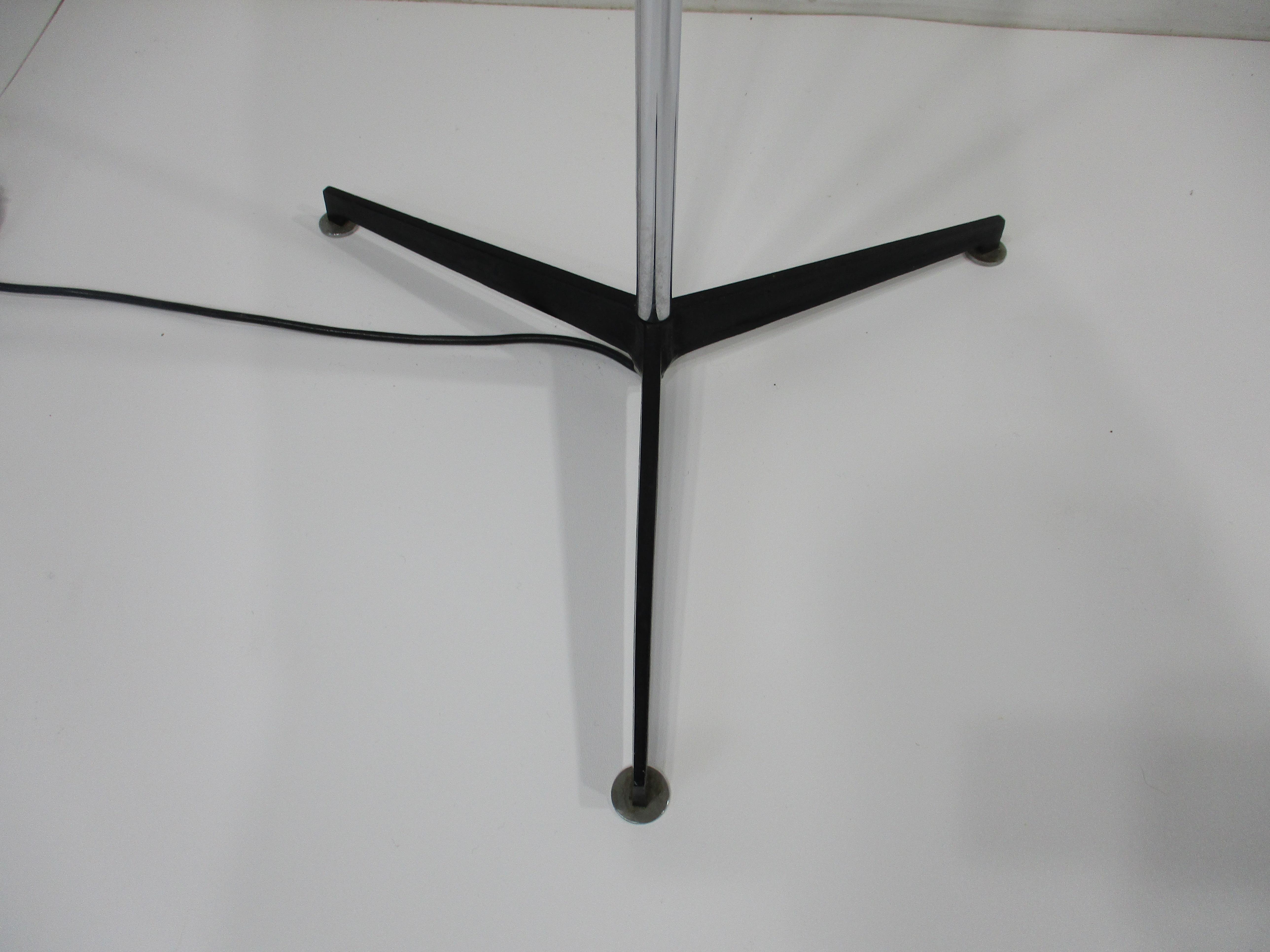 Lampadaire Staff mi-siècle chromé/lin Bon état - En vente à Cincinnati, OH