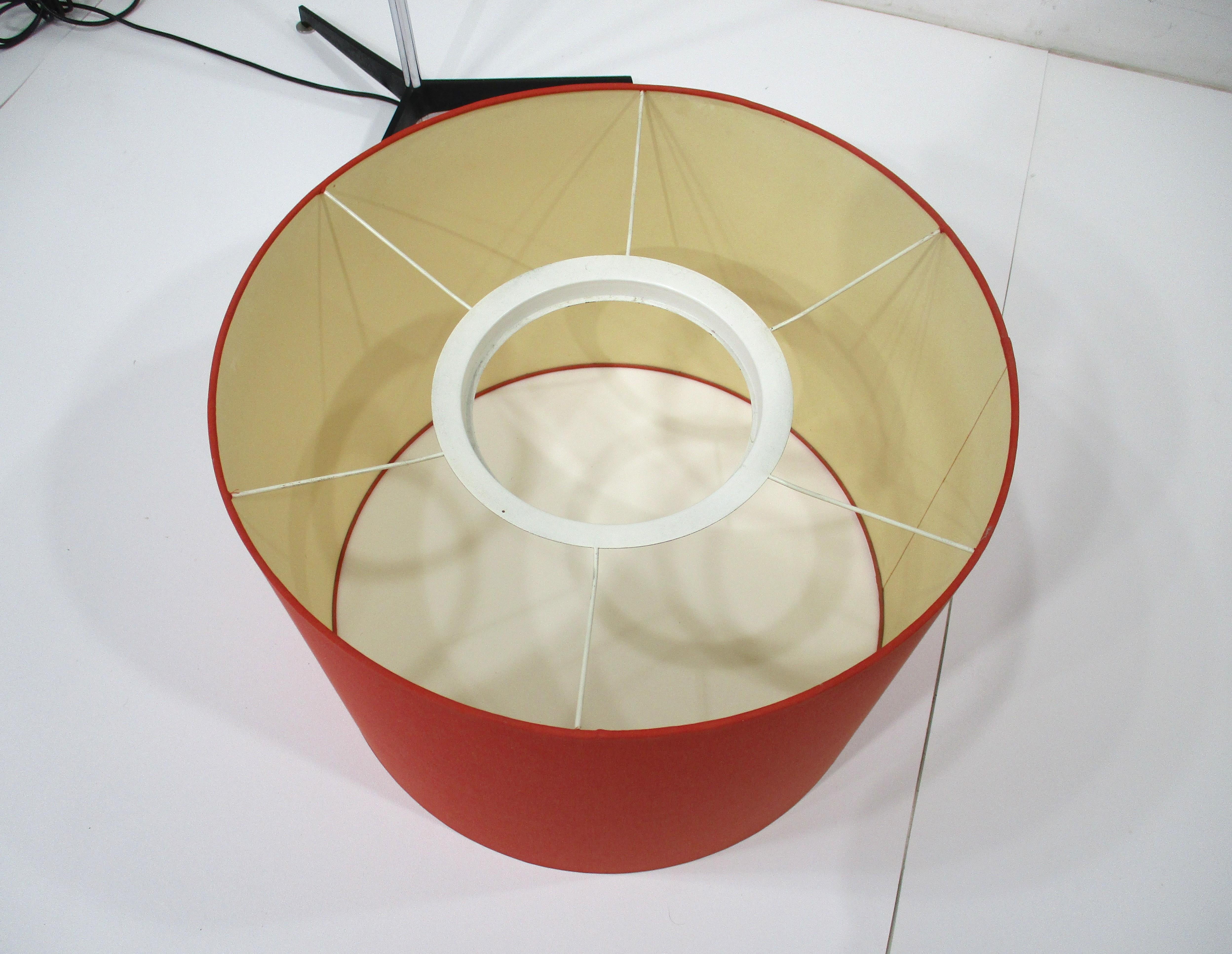 20ième siècle Lampadaire Staff mi-siècle chromé/lin en vente