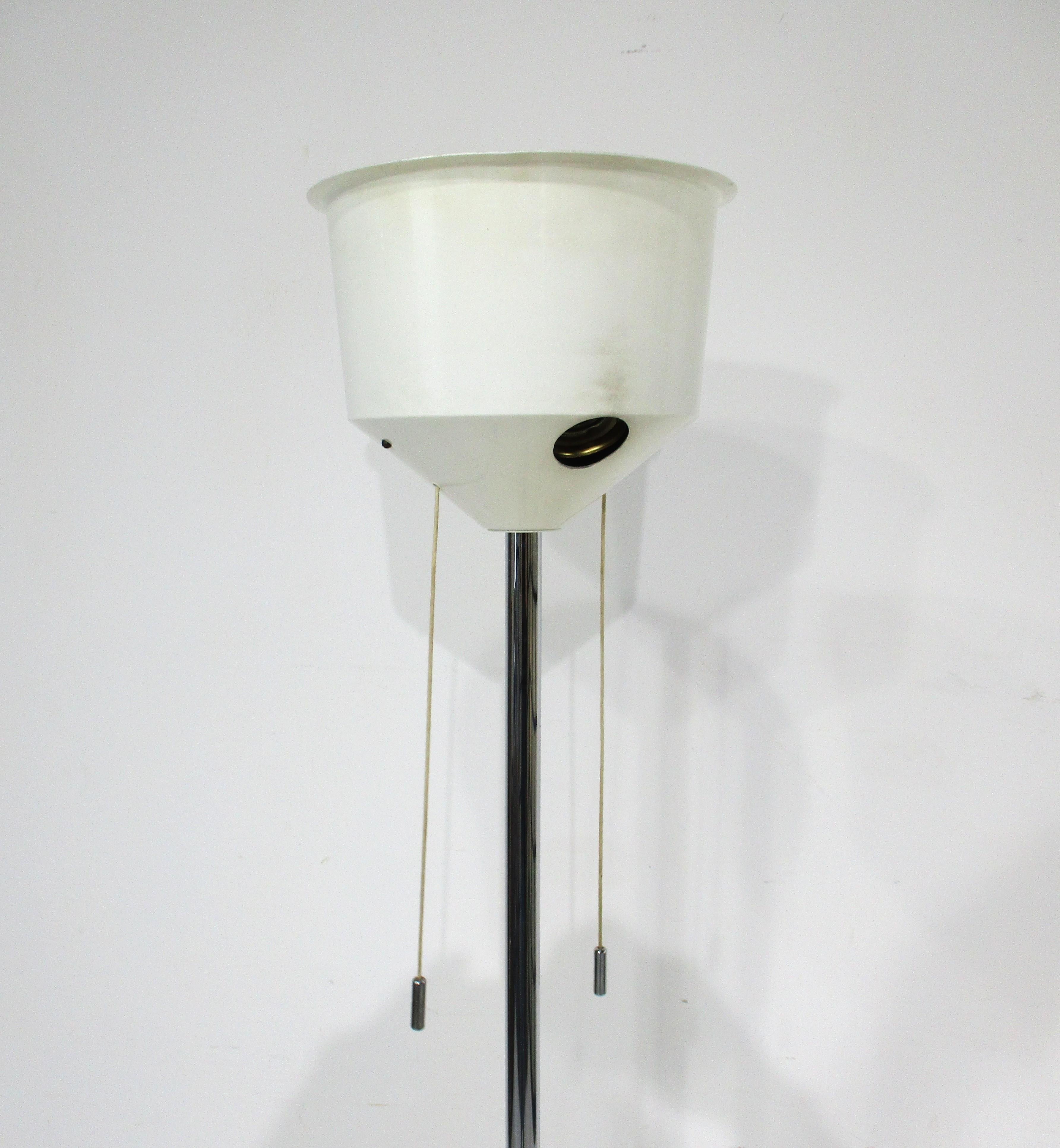 Acier Lampadaire Staff mi-siècle chromé/lin en vente