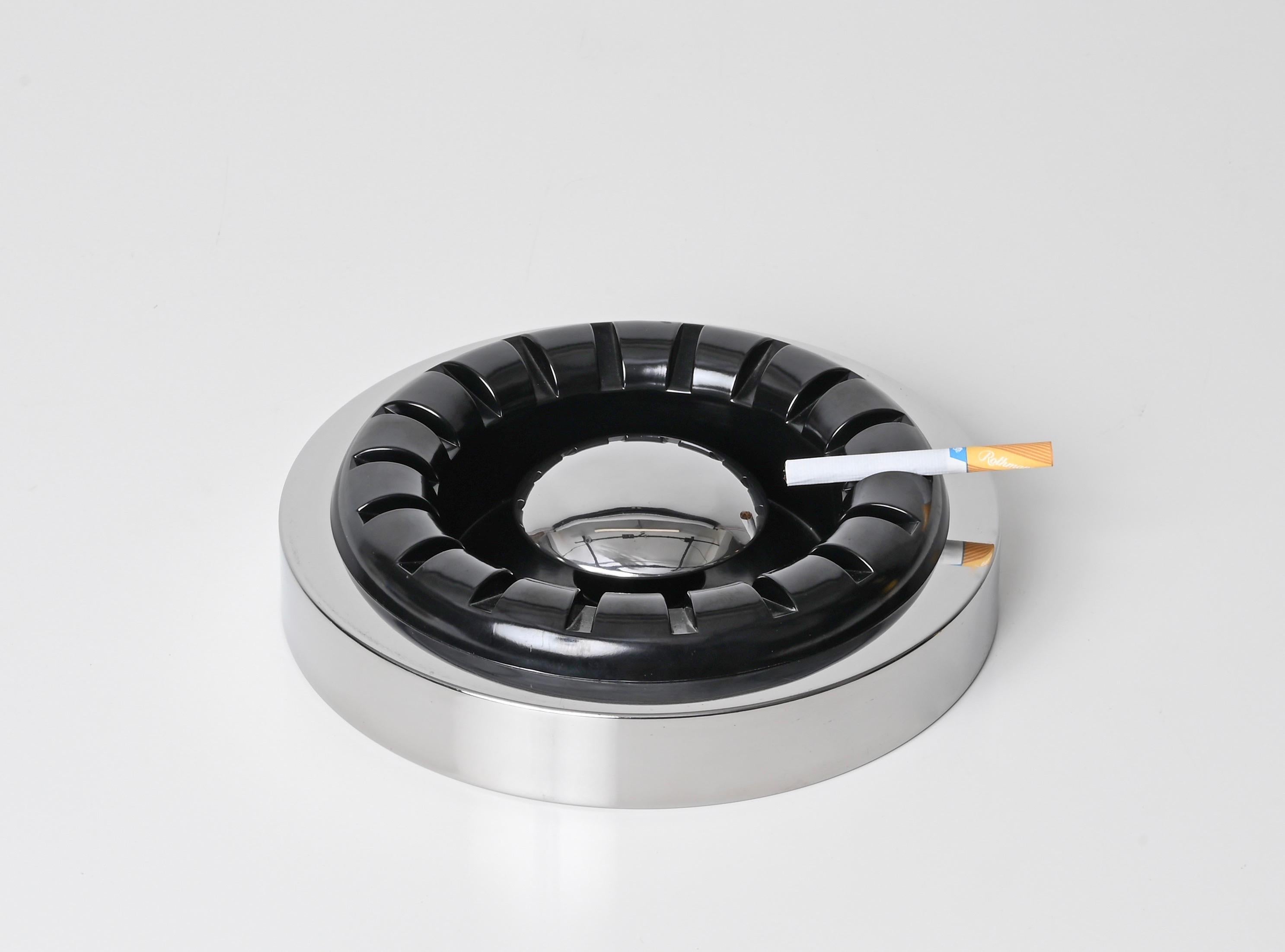 Gorgeous and rare large vintage Italian design ashtray designed by Tecno Design for Luci Interior Lighting in Italy during the 1970s. The ashtray is signed on the bottom.

This eye-catching space age ashtray is in amazing conditions and has never