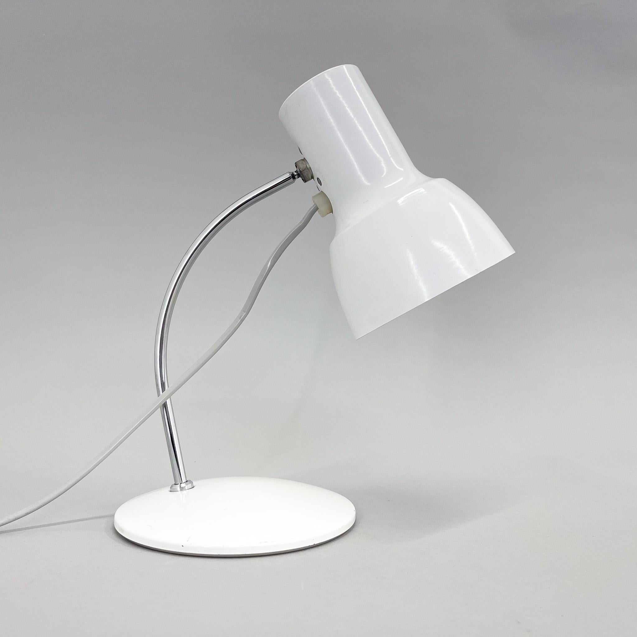 Vintage kleine weiße Tischlampe mit verstellbarem Lampenschirm. Glühbirnen: 1x 1 E14. Inklusive US-Steckeradapter.