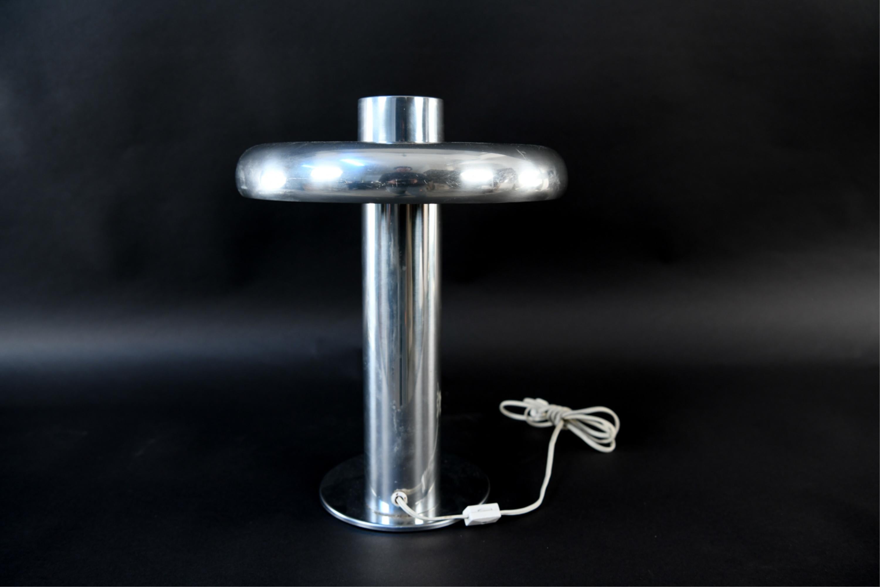 An excellent Space Age-inspired chrome table lamp with a cylinder base, offset saucer shade, and fluorescent tube bulb. Inspired by the Scandinavian style of Robert Sonneman and George Kovacs, this lamp really pops!