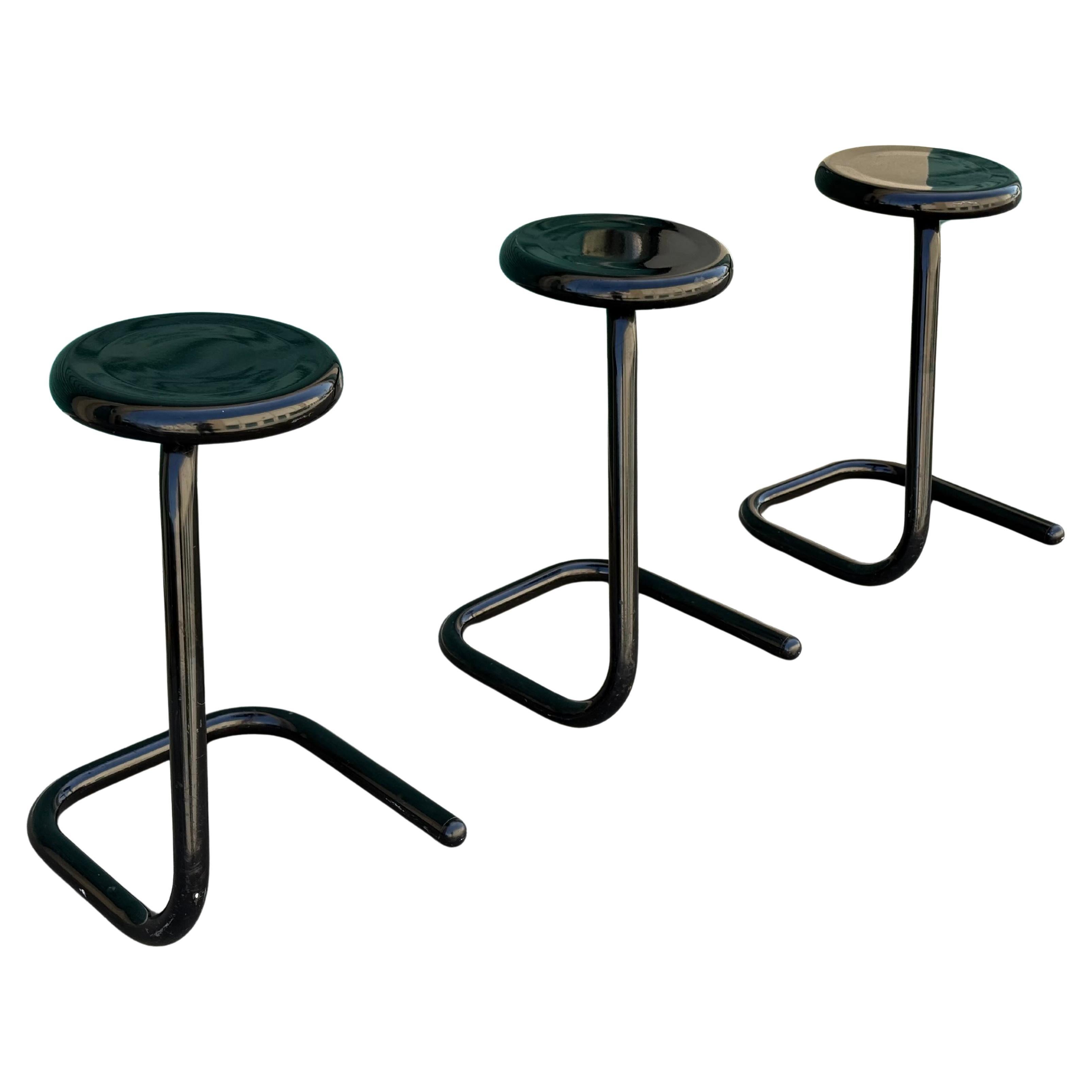 Mid Century Chrome Paperclip Stools by Kinetics – Set of 3 In Good Condition In Los Angeles, CA
