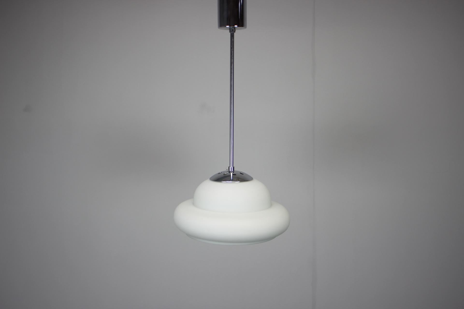 - Ciondolo cromato di metà secolo, anni '60, Cecoslovacchia,
- in cromo e vetro,
- presenta segni di usura e di età (graffi, etc.),
- in buone condizioni originali.