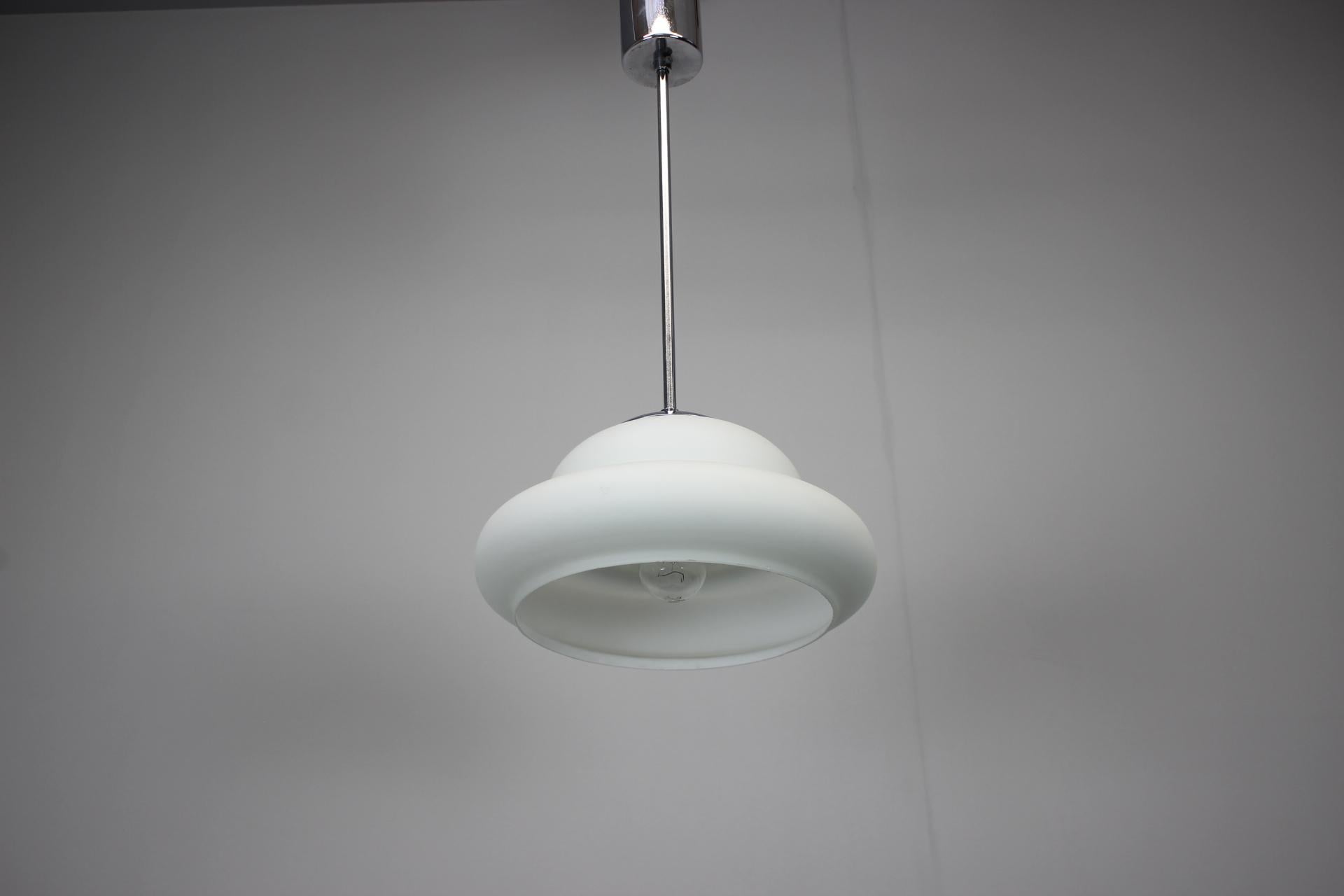 Mid-Century moderno Ciondolo cromato di metà secolo, anni '60, Cecoslovacchia in vendita