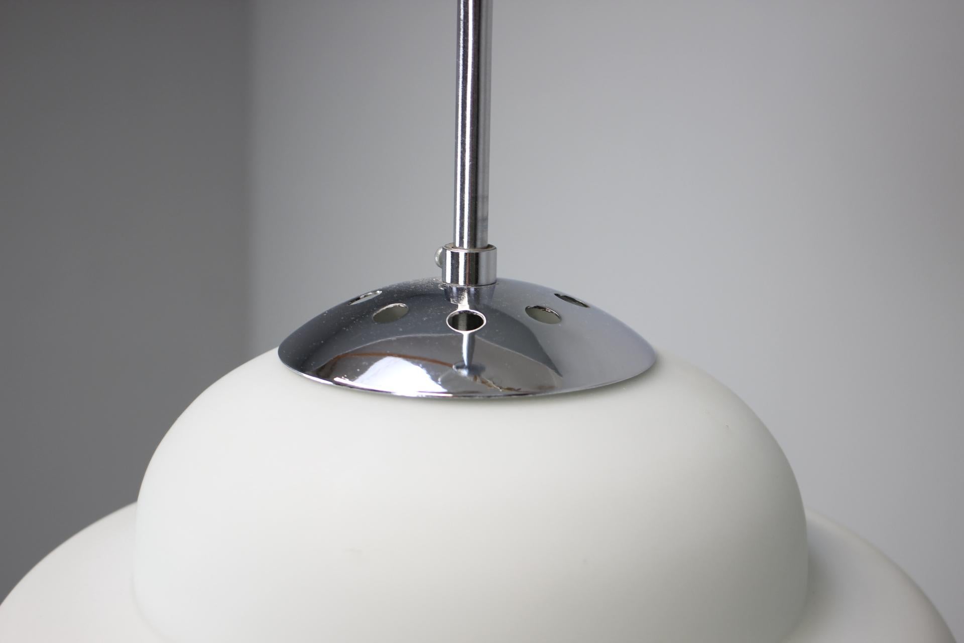 Metà XX secolo Ciondolo cromato di metà secolo, anni '60, Cecoslovacchia in vendita