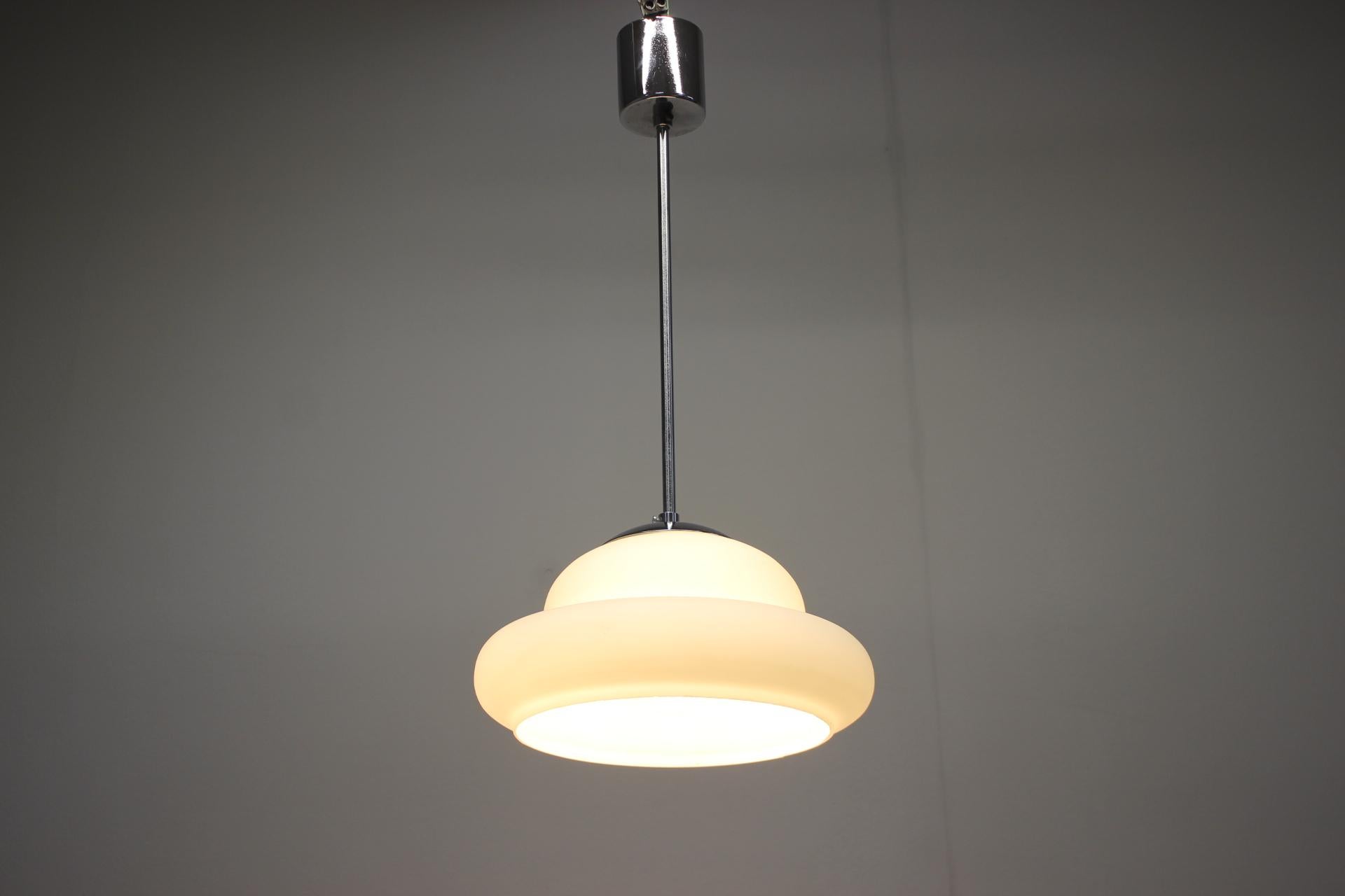 Ciondolo cromato di metà secolo, anni '60, Cecoslovacchia in vendita 3