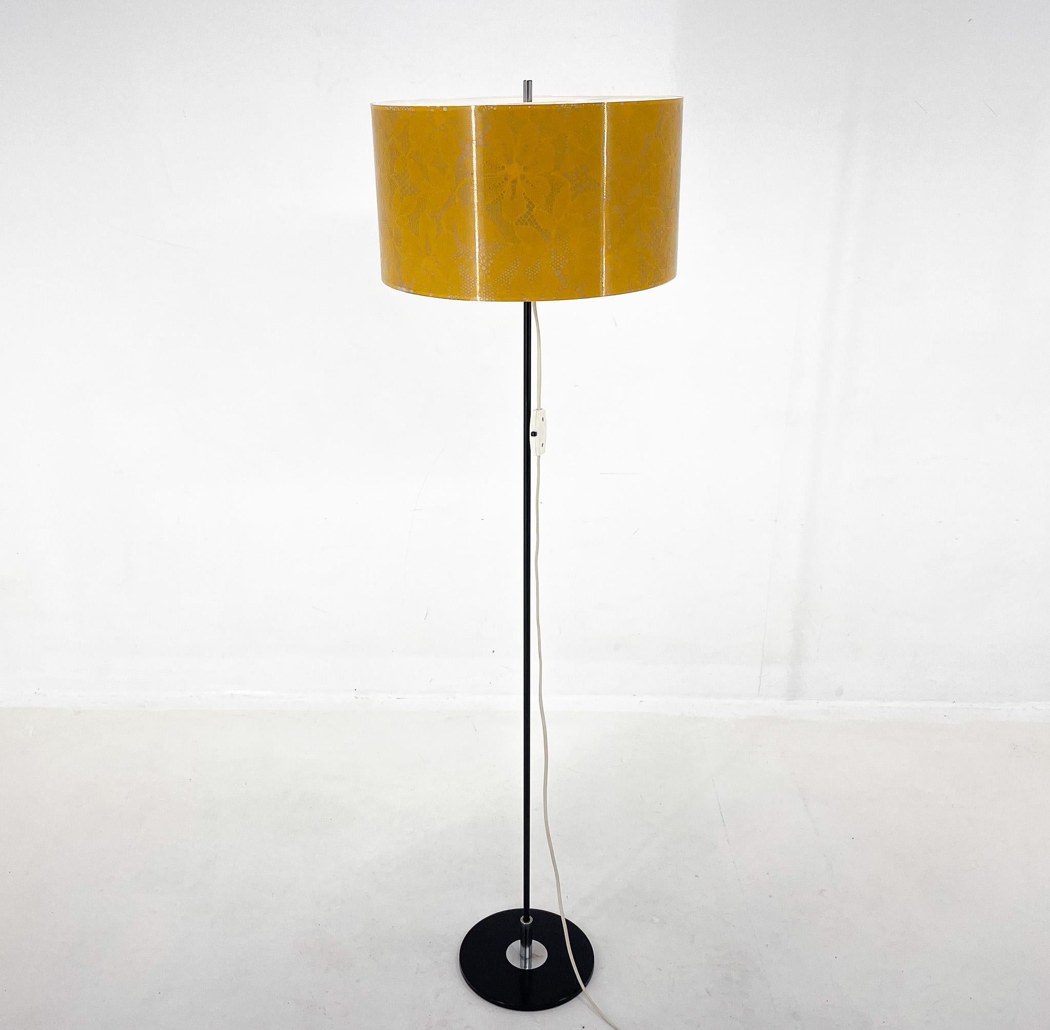 Lampadaire vintage en chrome, métal et plastique. Bon état d'origine avec quelques signes d'âge. 
2 ampoules E25-E27. 
Adaptateur pour prise américaine inclus.