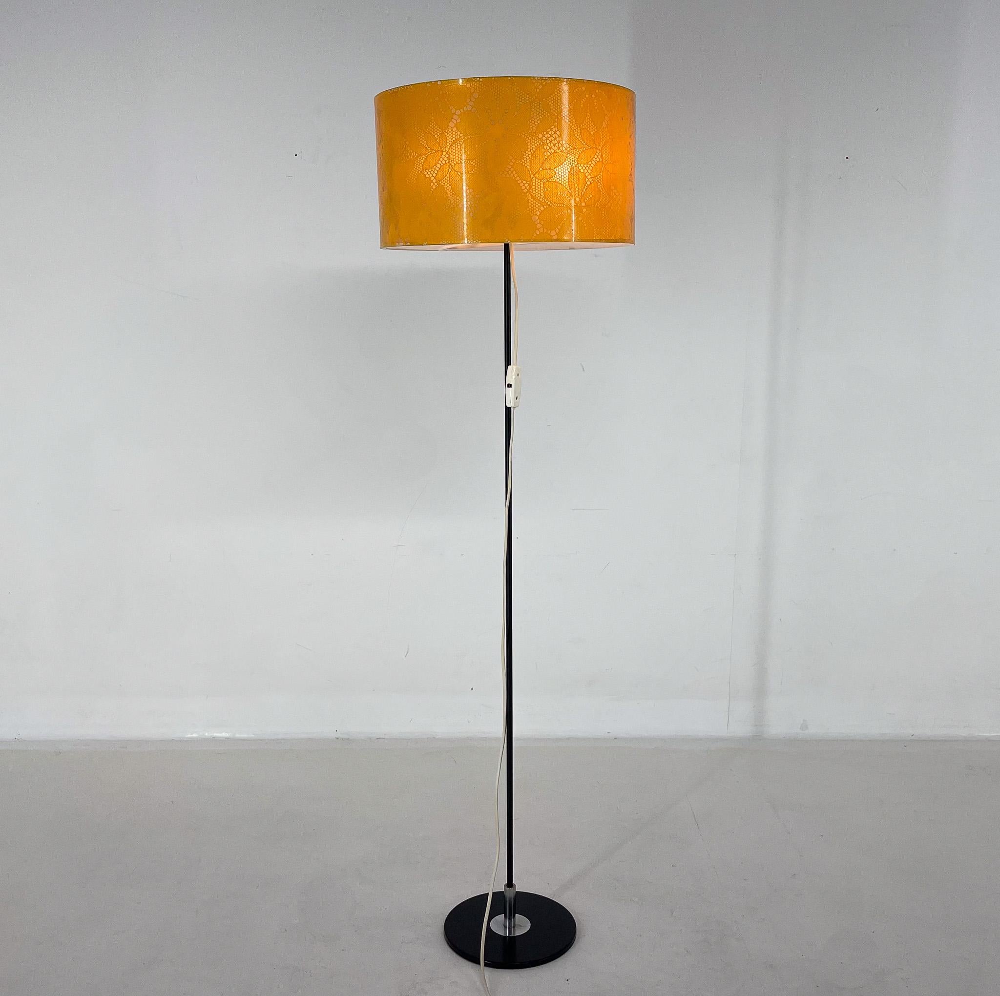 Mid-Century Modern Lampadaire du milieu du siècle en chrome et plastique, années 1970 en vente