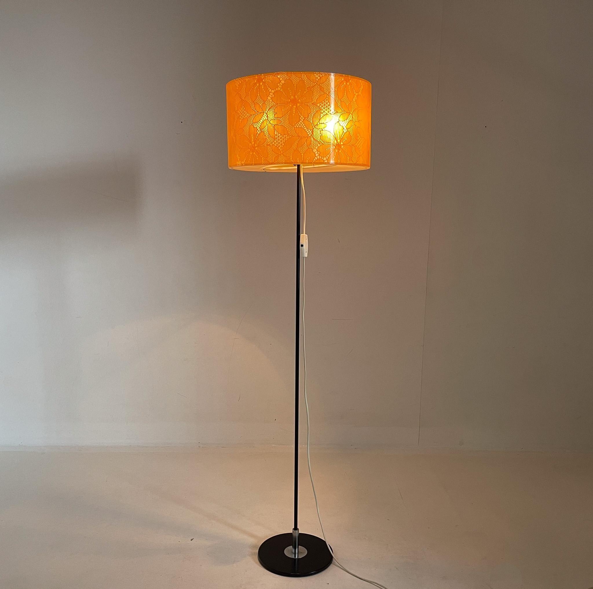 Tchèque Lampadaire du milieu du siècle en chrome et plastique, années 1970 en vente
