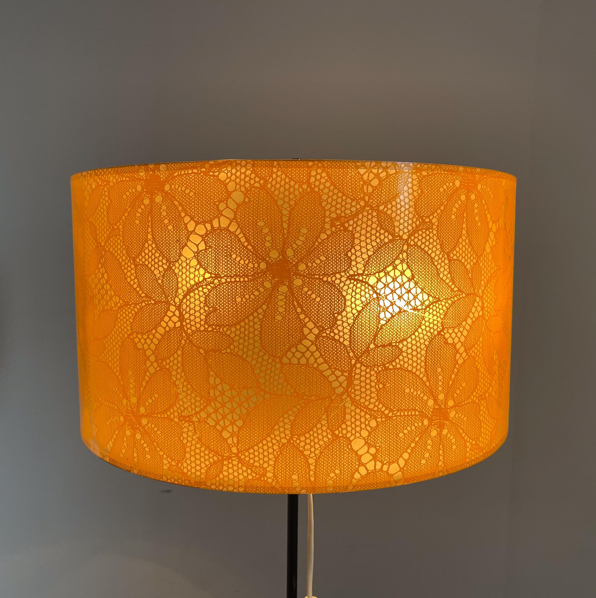 Lampadaire du milieu du siècle en chrome et plastique, années 1970 Bon état - En vente à Praha, CZ