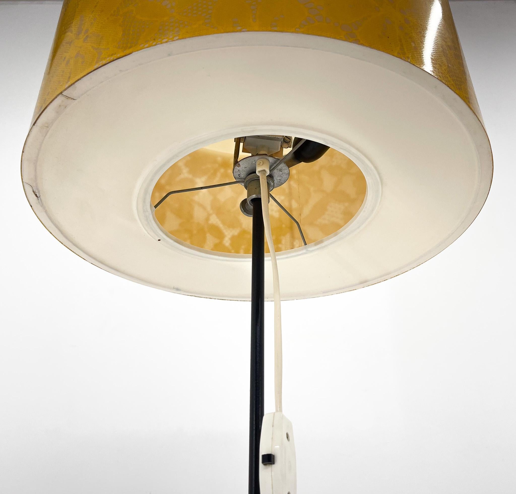 Lampadaire du milieu du siècle en chrome et plastique, années 1970 en vente 1