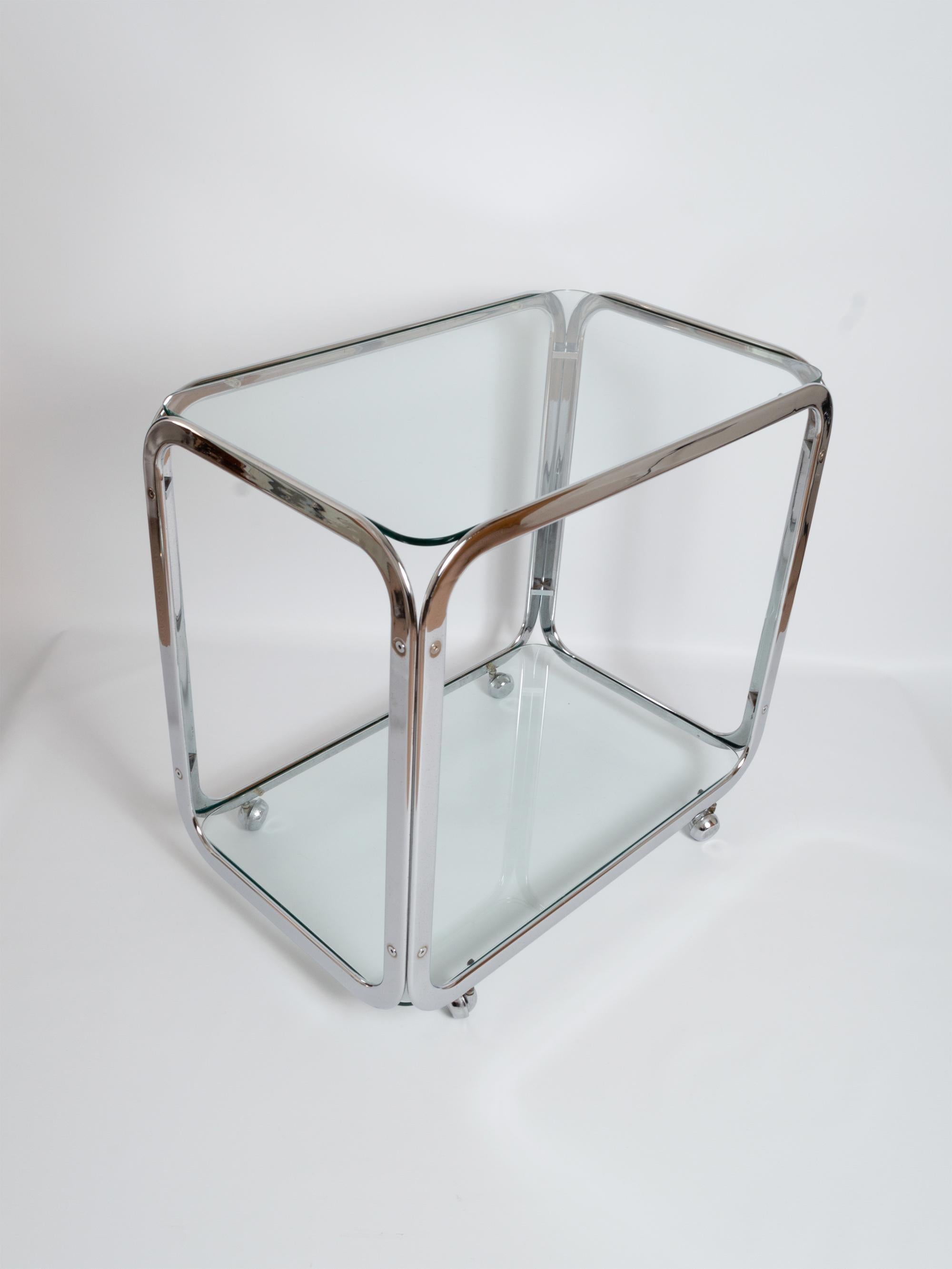 Midcentury chrome-plated bar cart drinks trolley, Italy, circa 1970. In the manner of Milo Baughman.
In very good vintage condition showing minor signs of wear commensurate of age.