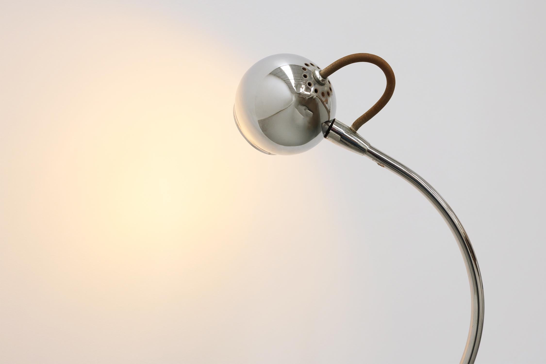 Dinamarca / 1970 / Lámpara de pie / Nordlux / Vintage / Mitad de siglo

Una elegante lámpara de pie vintage diseñada y fabricada por Nordlux en Dinamarca durante la década de 1970. Esta pieza ejemplifica el minimalismo refinado y la belleza