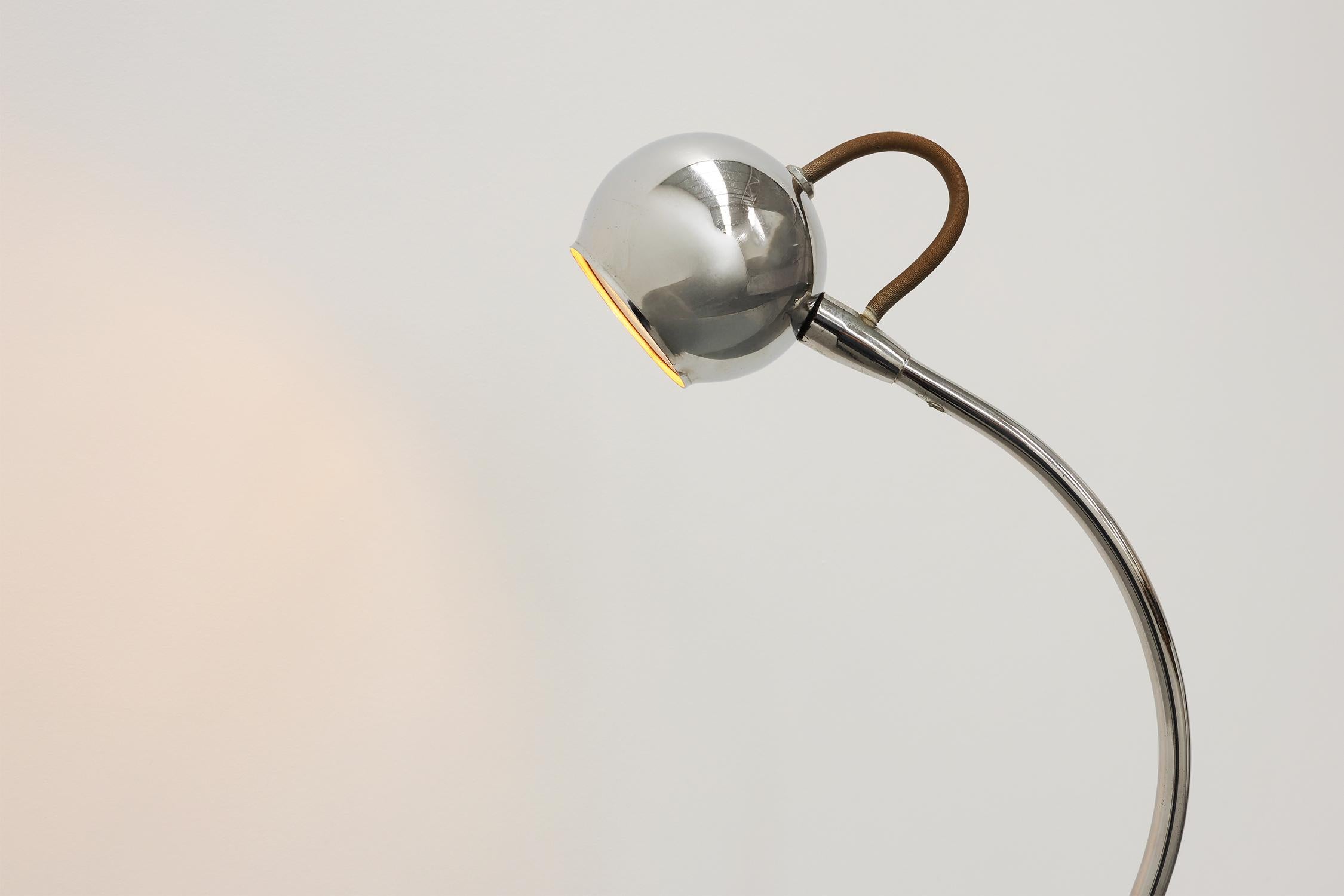 Lámpara de pie cromada de mediados de siglo de Nordlux, Dinamarca Años 70 Moderno de mediados de siglo en venta