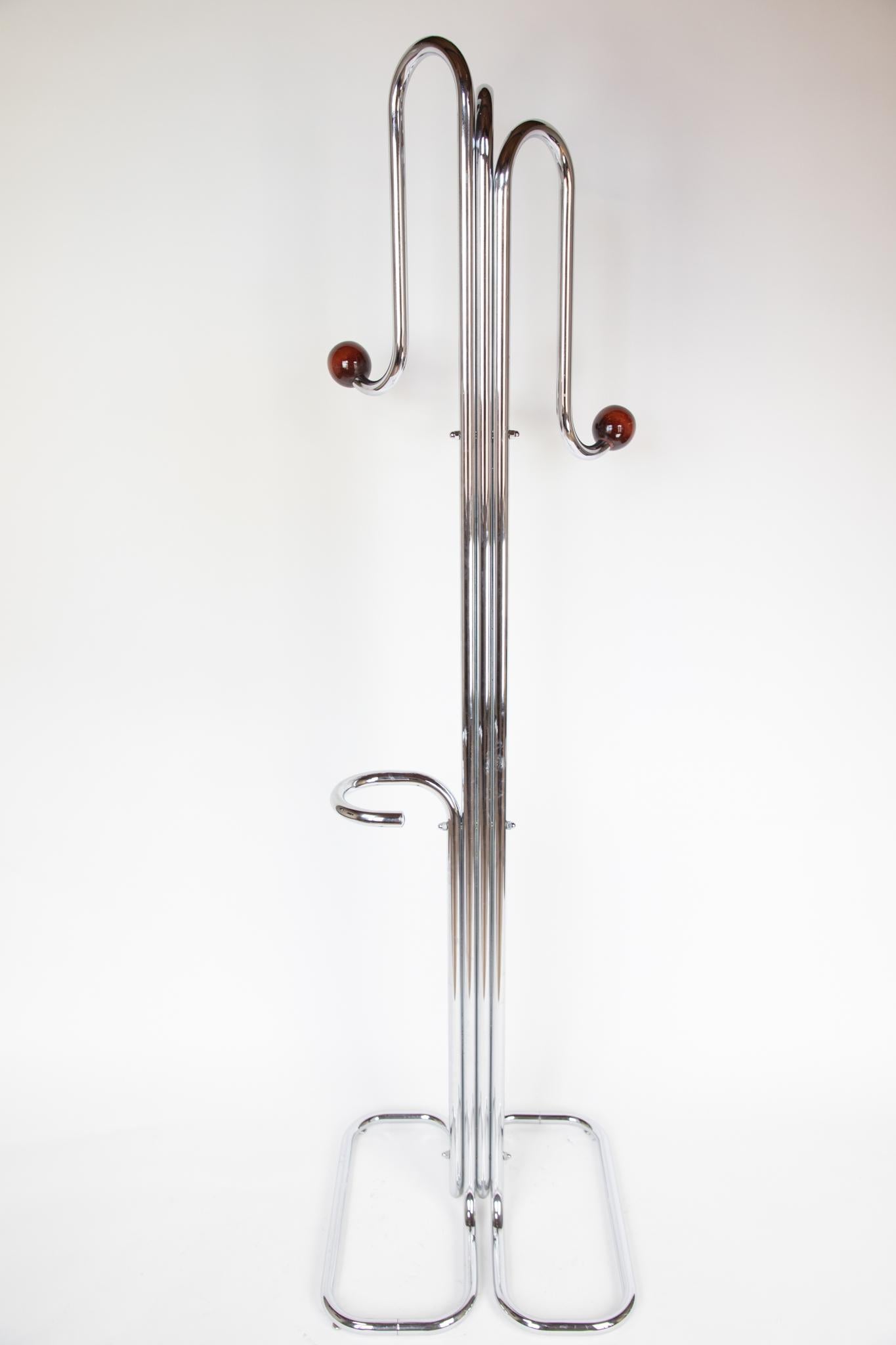 Space Age XL Coat Rack, Chrome Plated, Wooden Spheres, Italy, 1970s.

This fantastic coat rack is made of chrome-plated aluminium.The lively and interesting tubes run from the base of the coat rack to the top of it, where they finish with XL wooden