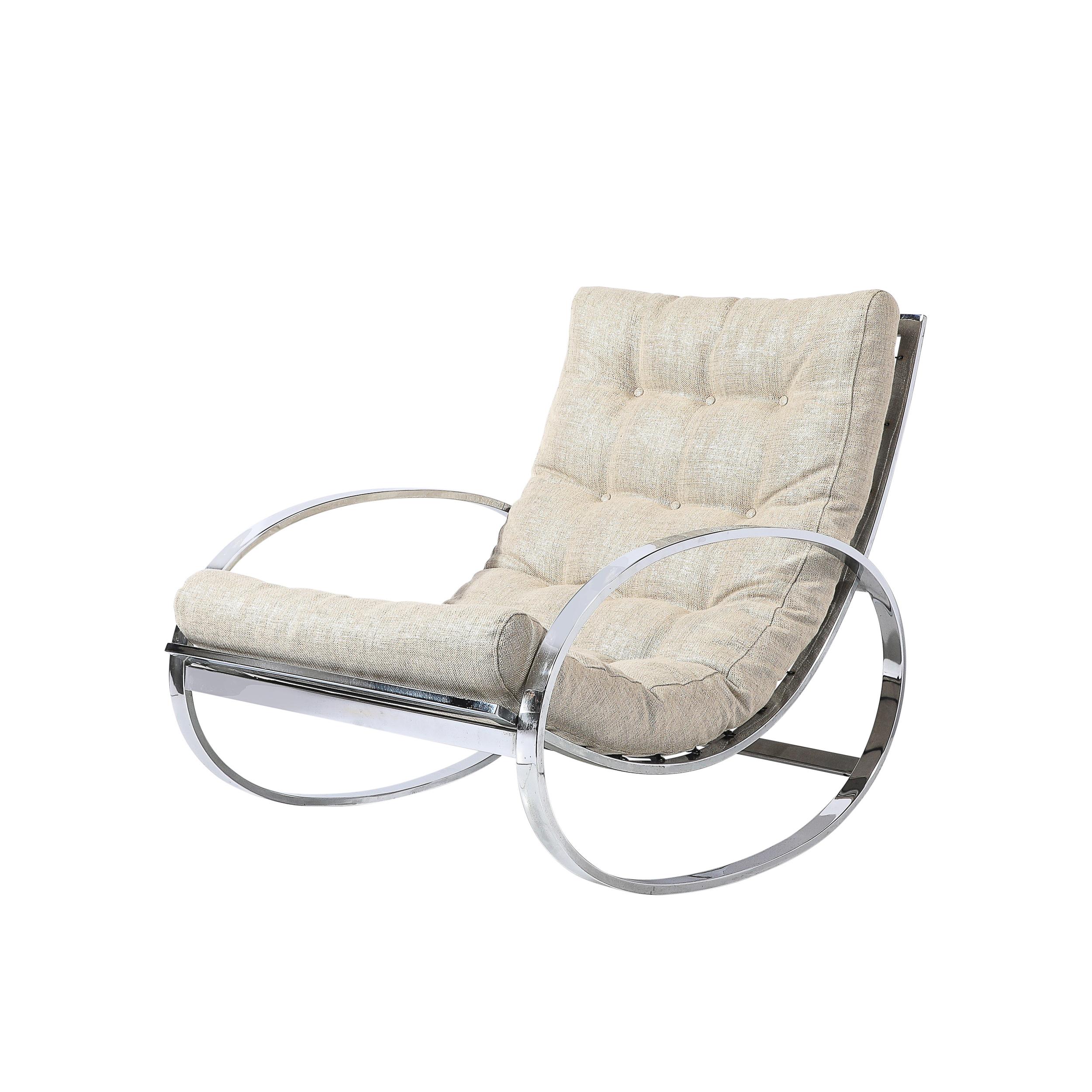 Questa coppia di sedie a dondolo del Mid-Century Modernist, realizzate dall'iconico designer americano Milo Baughman negli Stati Uniti intorno al 1960, è un esempio quintessenziale di design modernista fuso con il comfort di lusso. Queste sedie