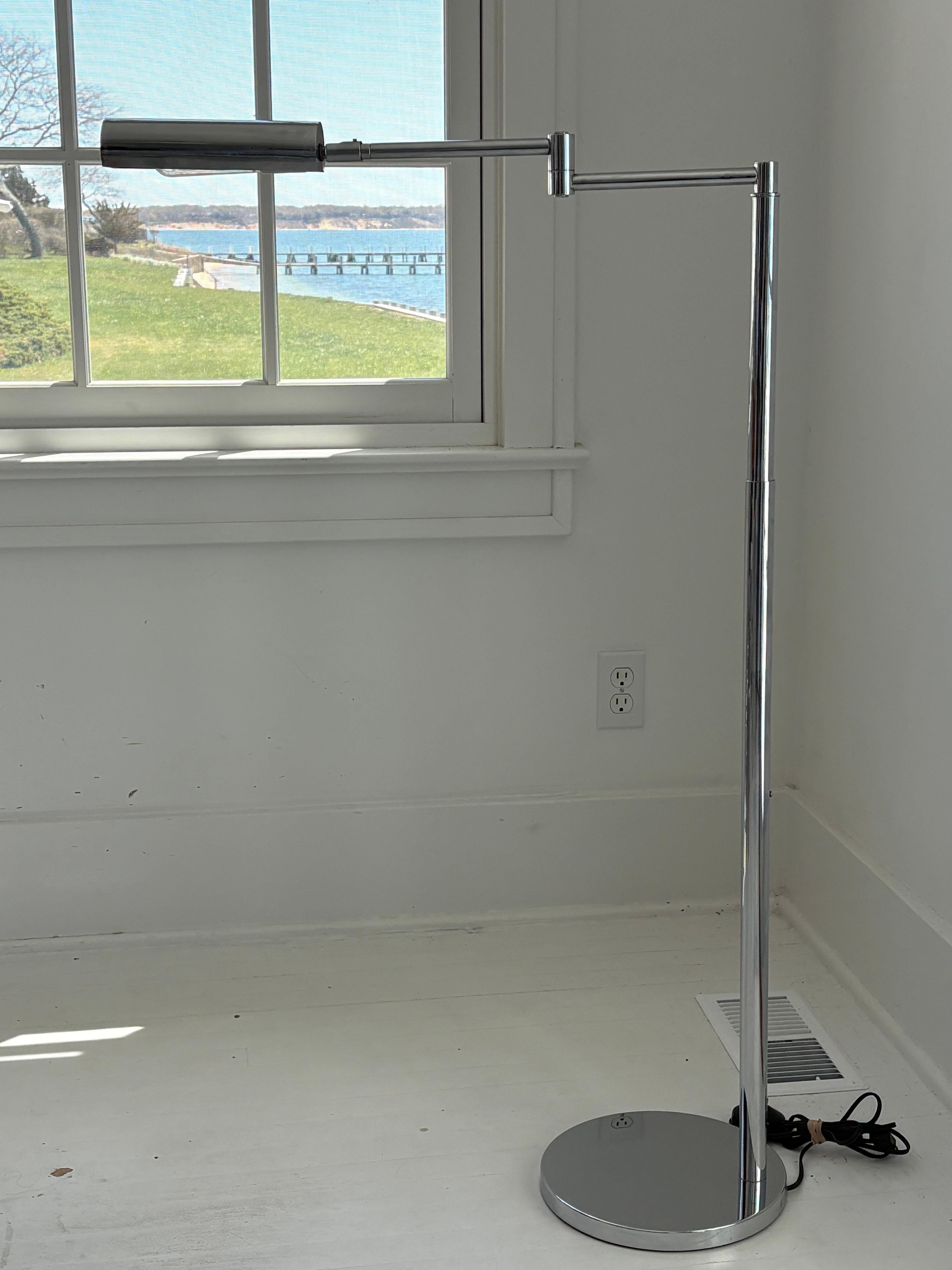 Lampada da terra regolabile a braccio oscillante in cromo di metà secolo In condizioni buone in vendita a New York, NY